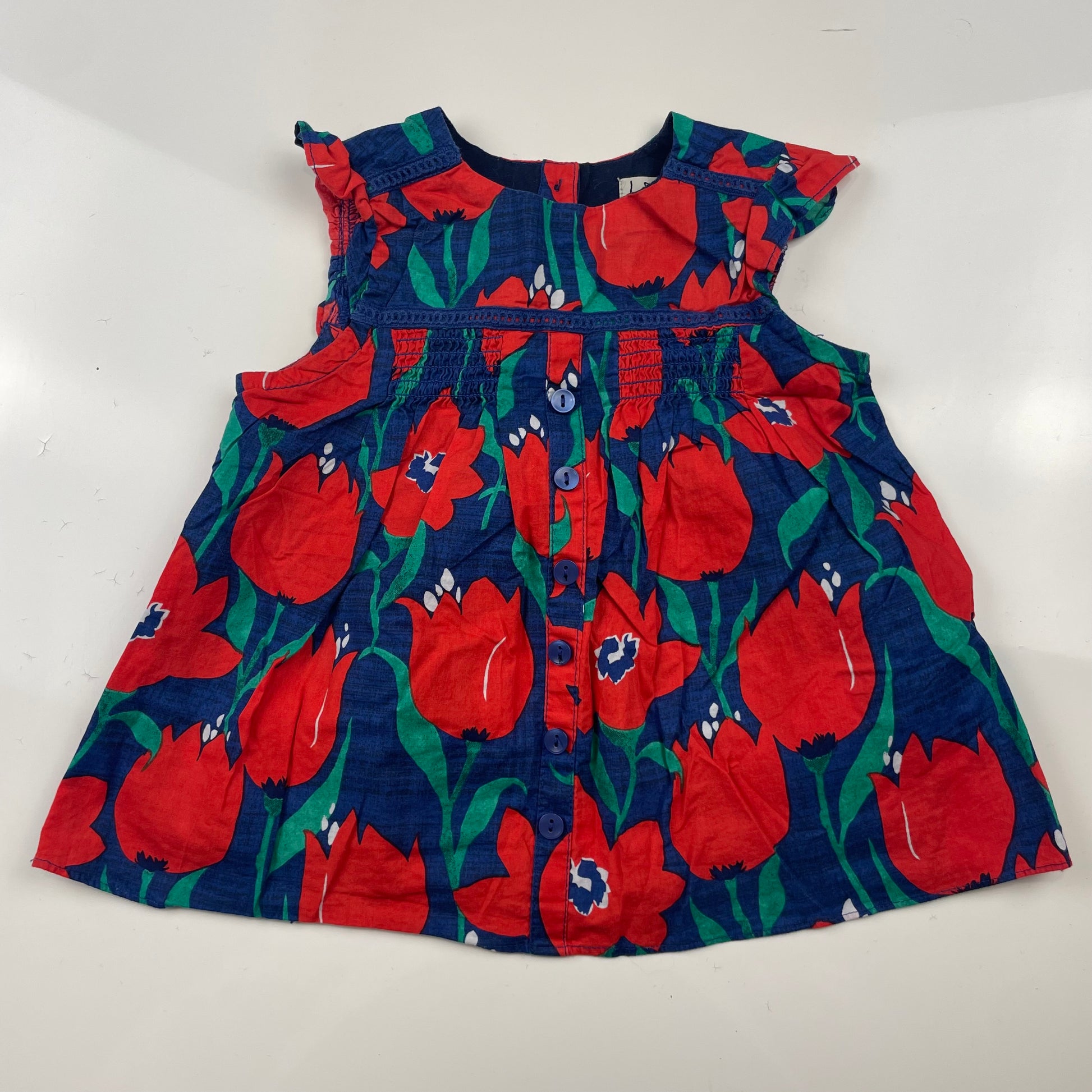 Buntes Kleid mit Blumenmuster und Knopfleiste