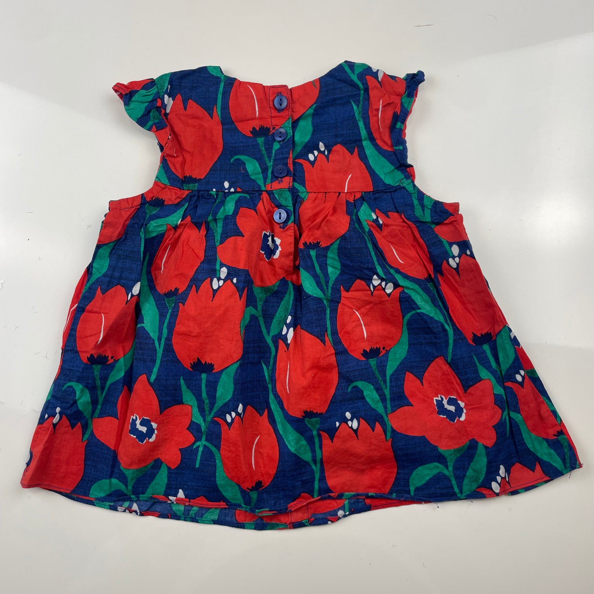 Buntes Kleid mit Blumenmuster und Knopfleiste