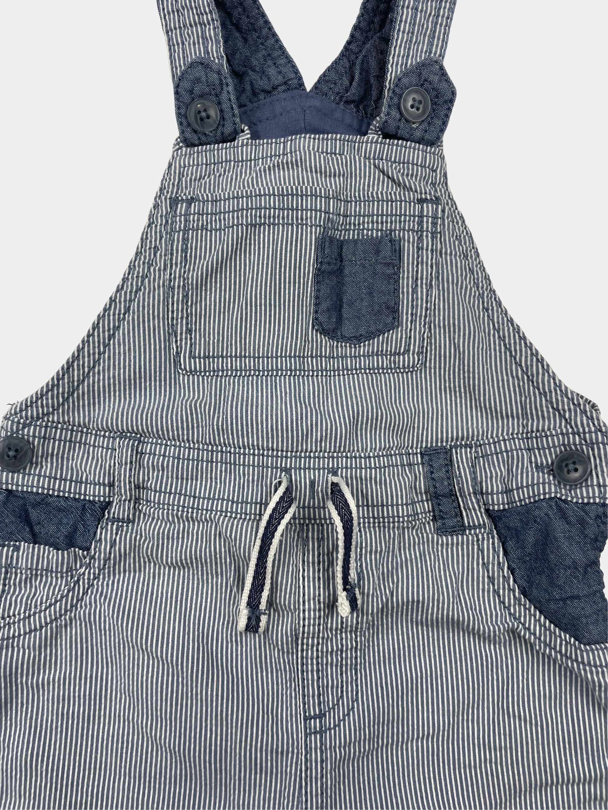 Gestreifter grauer Baumwoll-Overall für Kleinkinder mit Knöpfen und Taschen, Größe 12-18 Monate, von George. – detail