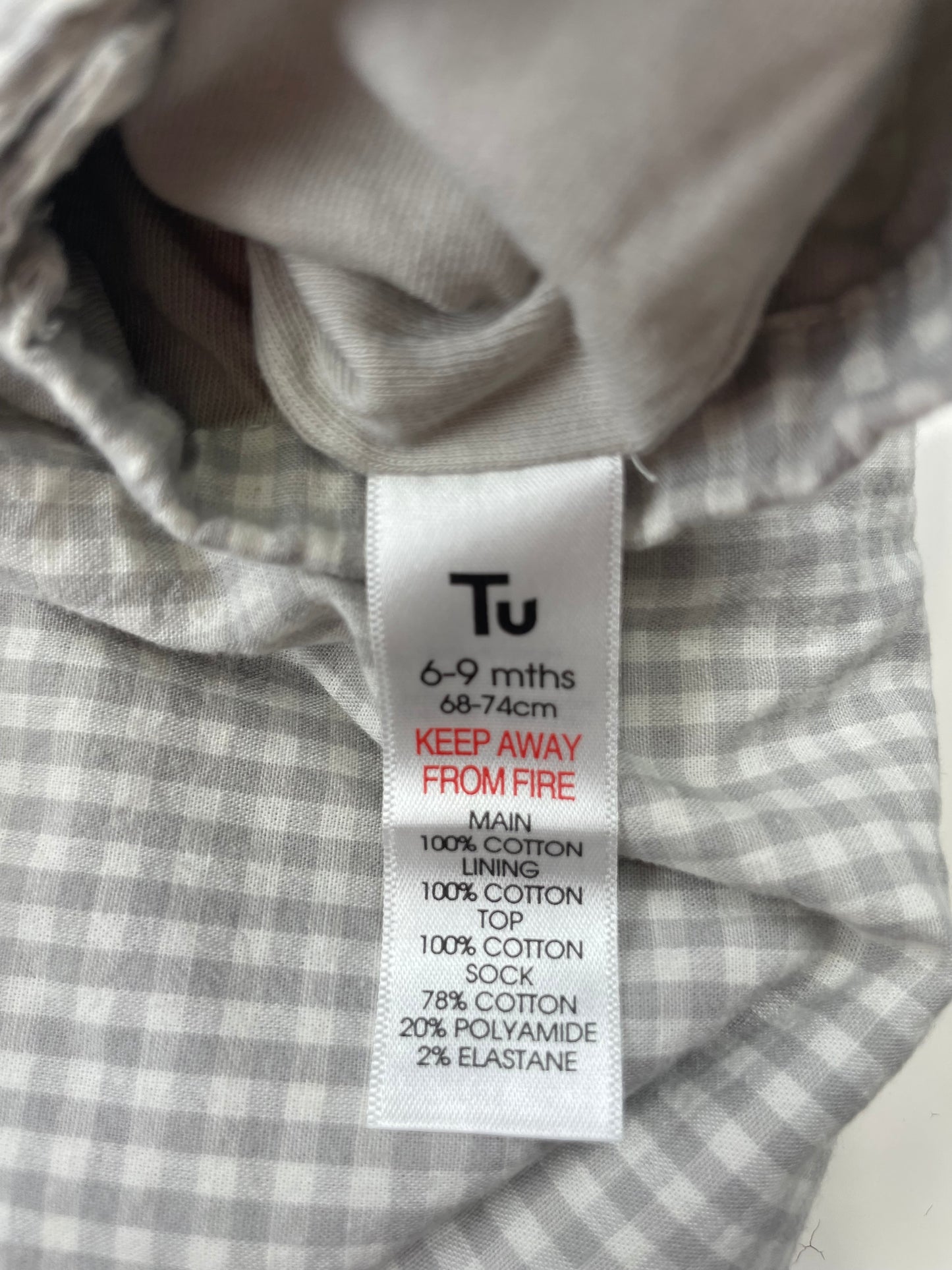 Graue karierte Latzhose für Babys mit Holzknöpfen – label
