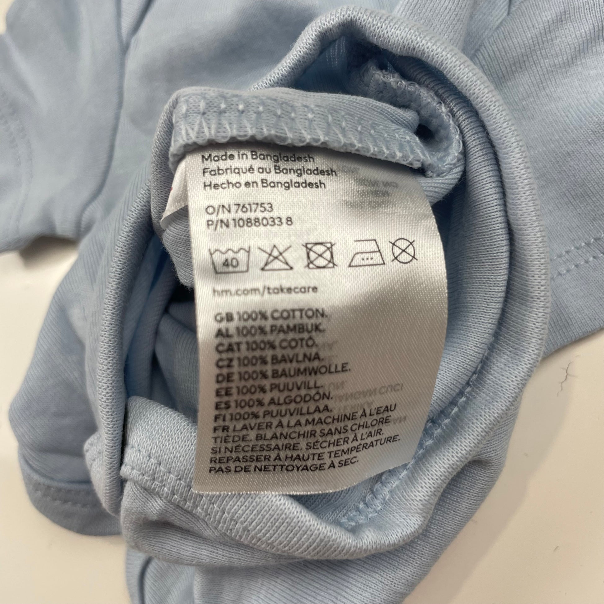 Hellblauer Babybody aus Baumwolle mit kurzen Ärmeln – label
