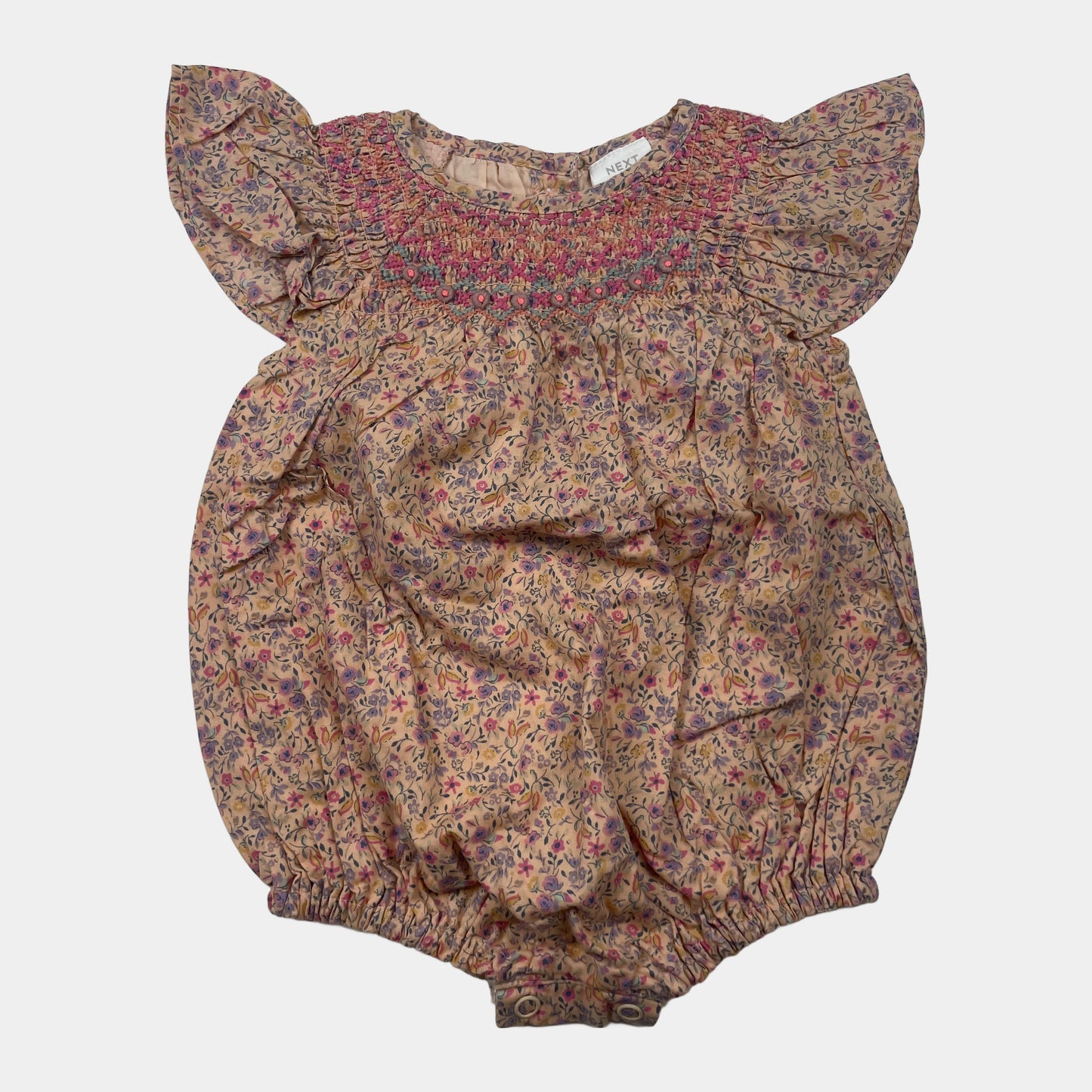 Geblümter Baby Body von Next aus Baumwolle mit Flügelärmeln. – front