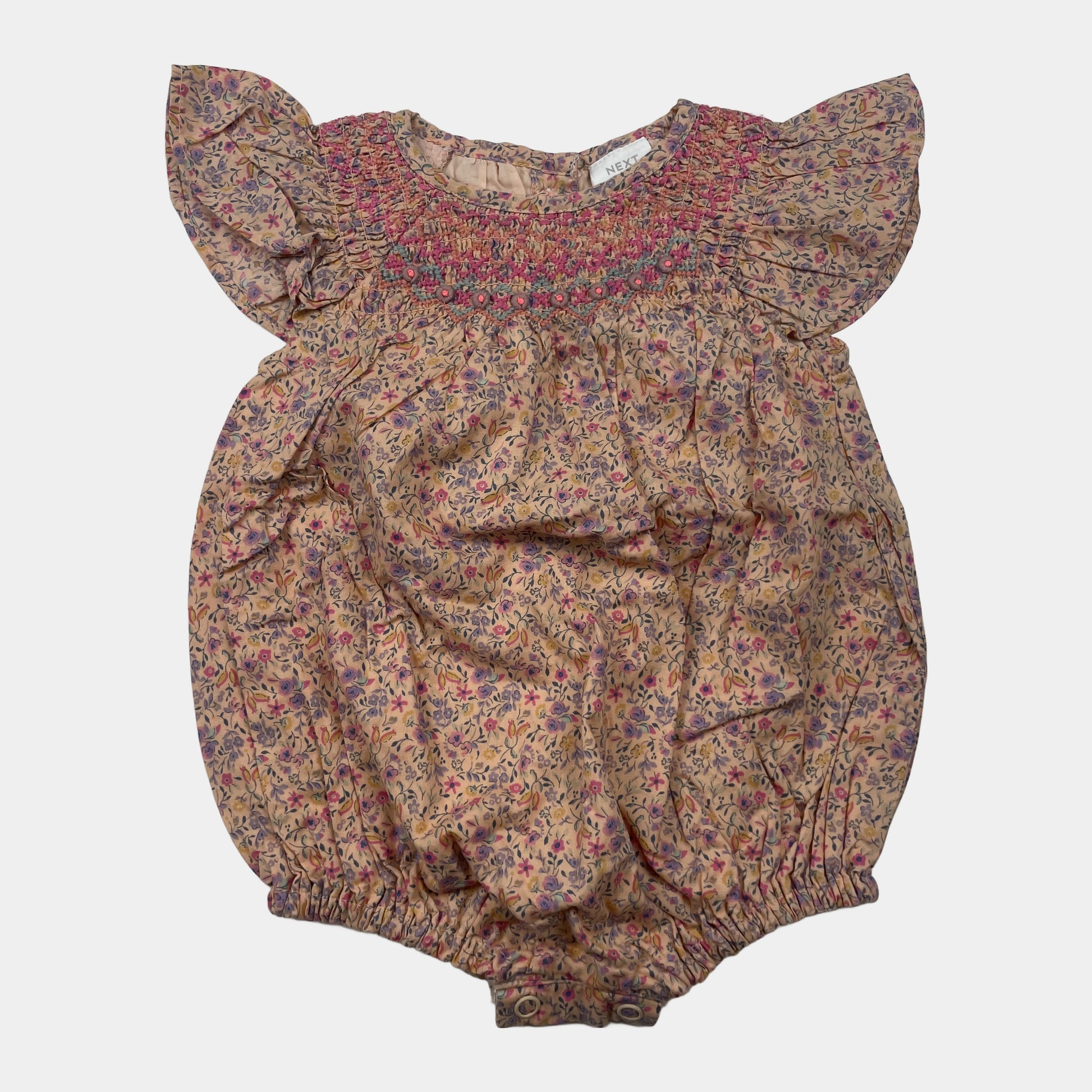 Geblümter Baby Body von Next aus Baumwolle mit Flügelärmeln. – front