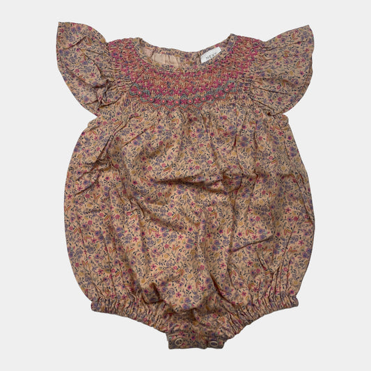 Geblümter Baby Body von Next aus Baumwolle mit Flügelärmeln. – front
