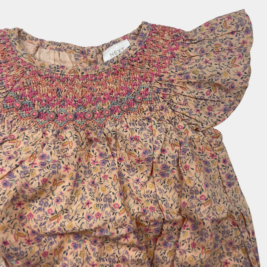 Geblümter Baby Body von Next aus Baumwolle mit Flügelärmeln. – detail