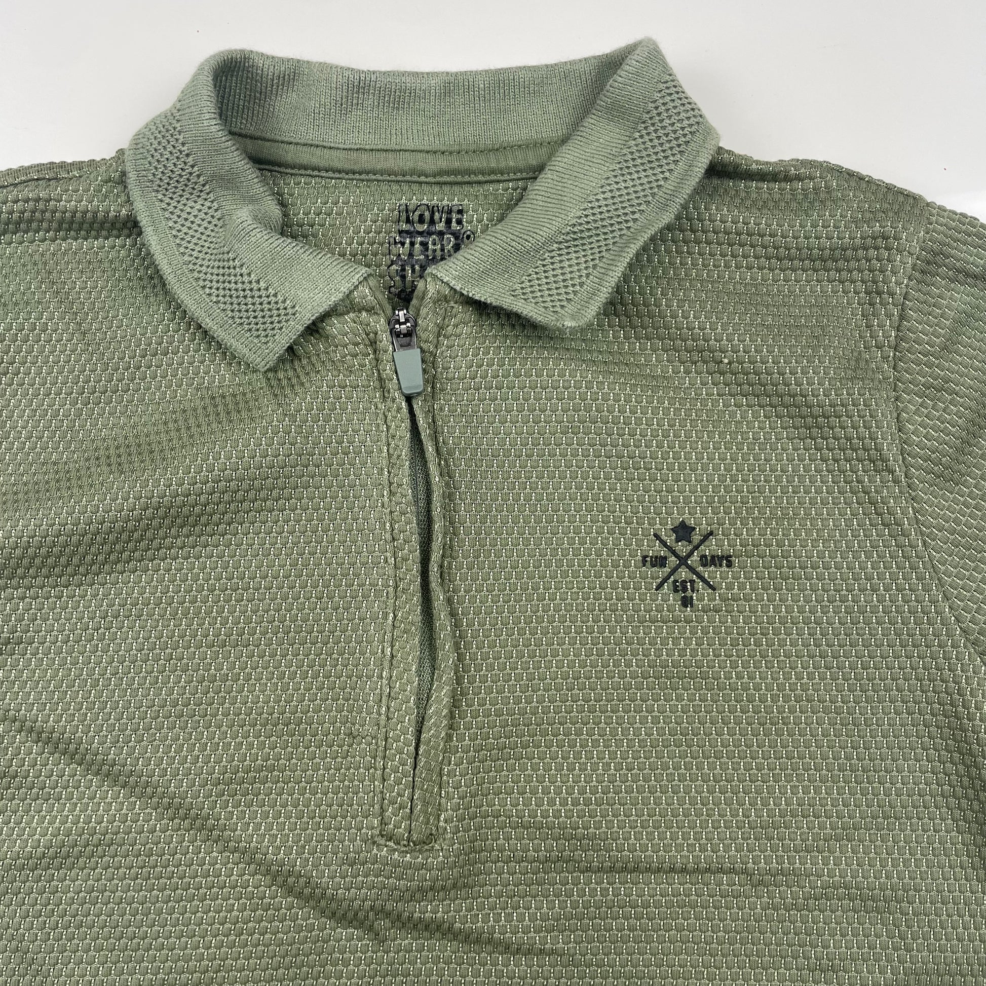 Olives Kinder-T-Shirt mit Kragen und Reißverschluss – detail