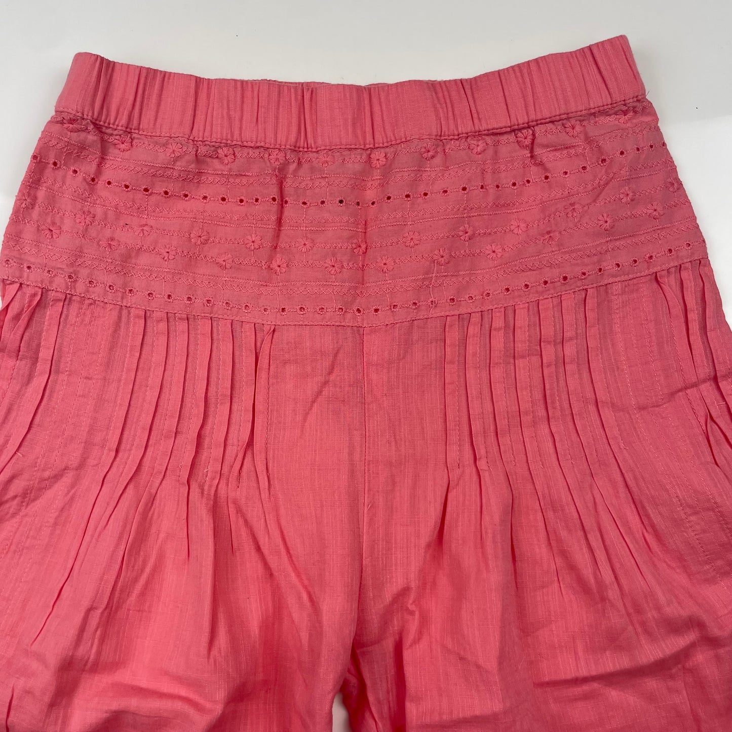 Rosa Baumwoll-Caprihose mit Stickerei für Kinder – detail