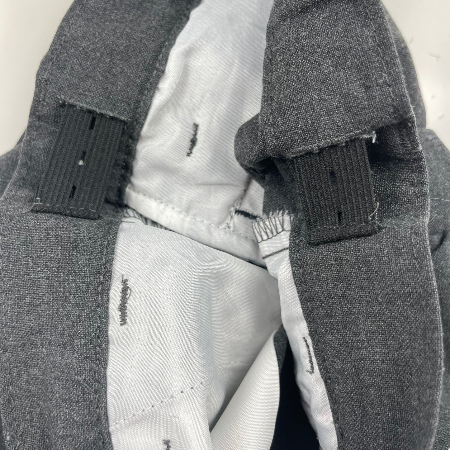 Graue Hose mit Gürtelschlaufen – inside