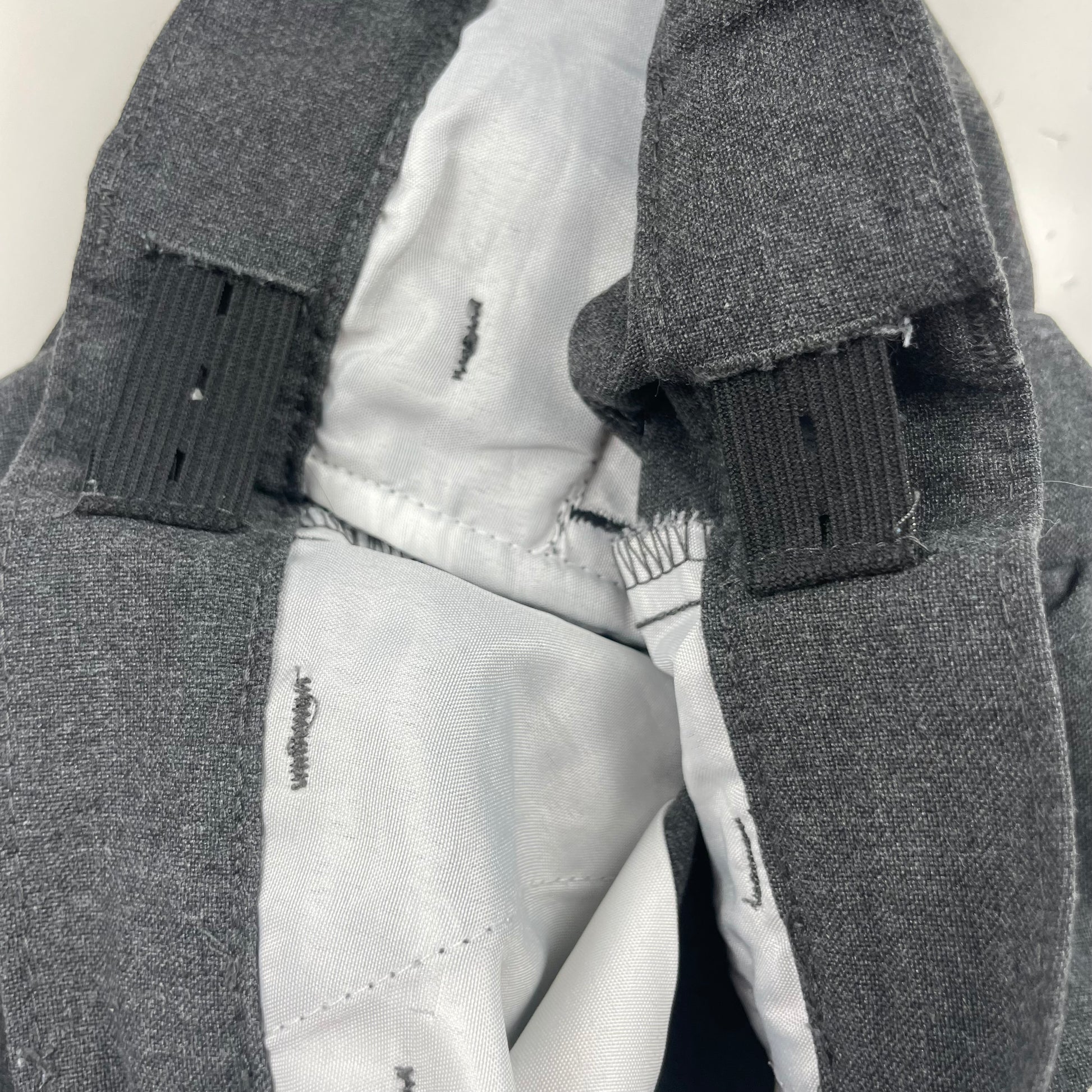 Graue Hose mit Gürtelschlaufen – inside