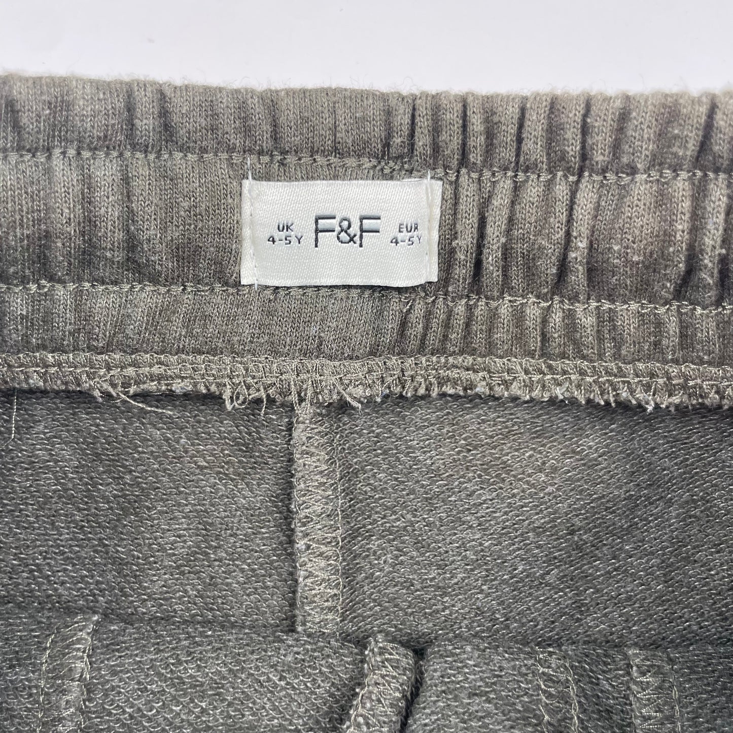 Graue Sweatshorts aus Baumwolle mit elastischem Bund für Jungen im Alter von 4-5 Jahren von F&F. – inside