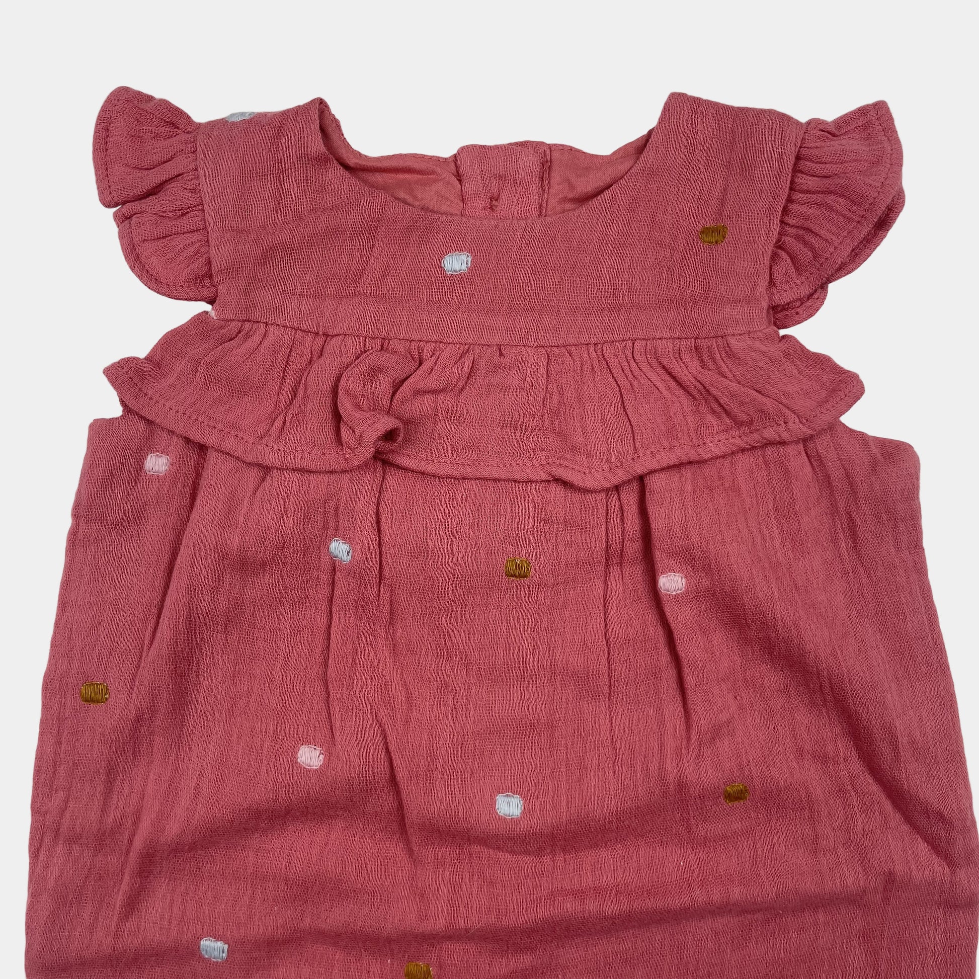 Rosa Musselin Baumwoll-Overall mit Punktmustern und Rüschen – close‑up