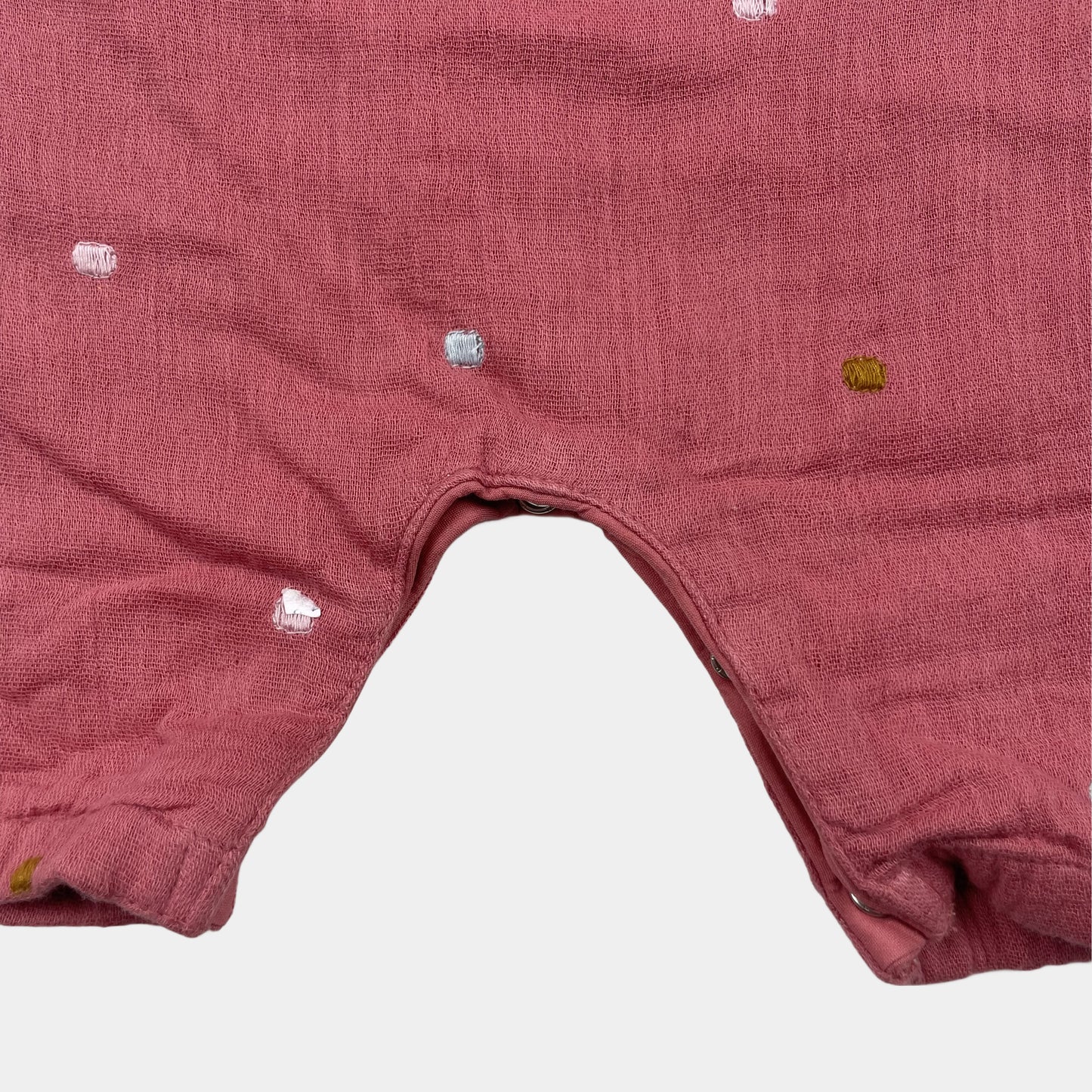 Rosa Musselin Baumwoll-Overall mit Punktmustern und Rüschen – detail
