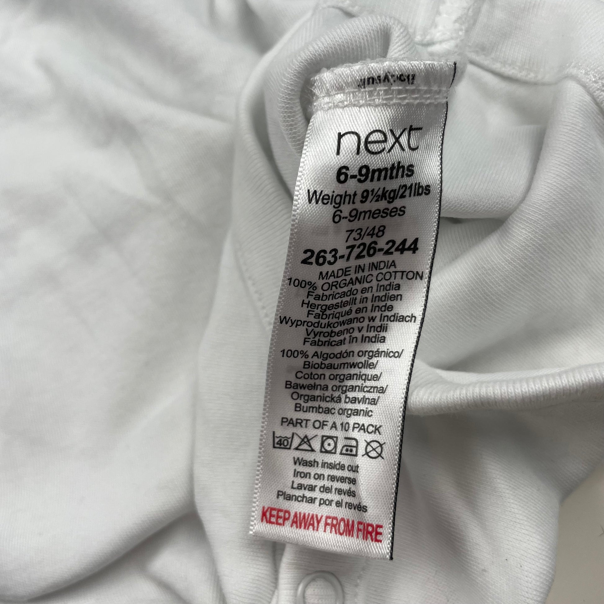 Weißer Babybody aus Bio-Baumwolle von Next, Größe 6-9 Monate – label