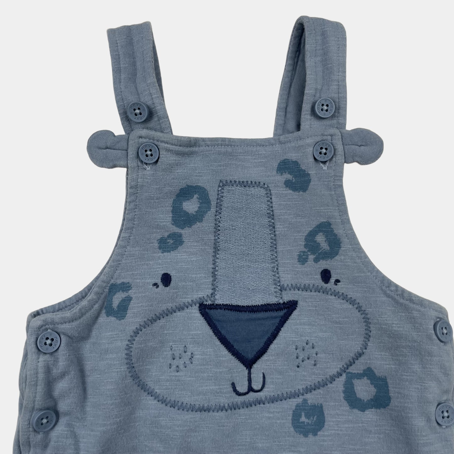 Blauer Overall aus Baumwolle mit Bärenmotiv für Babys – close‑up