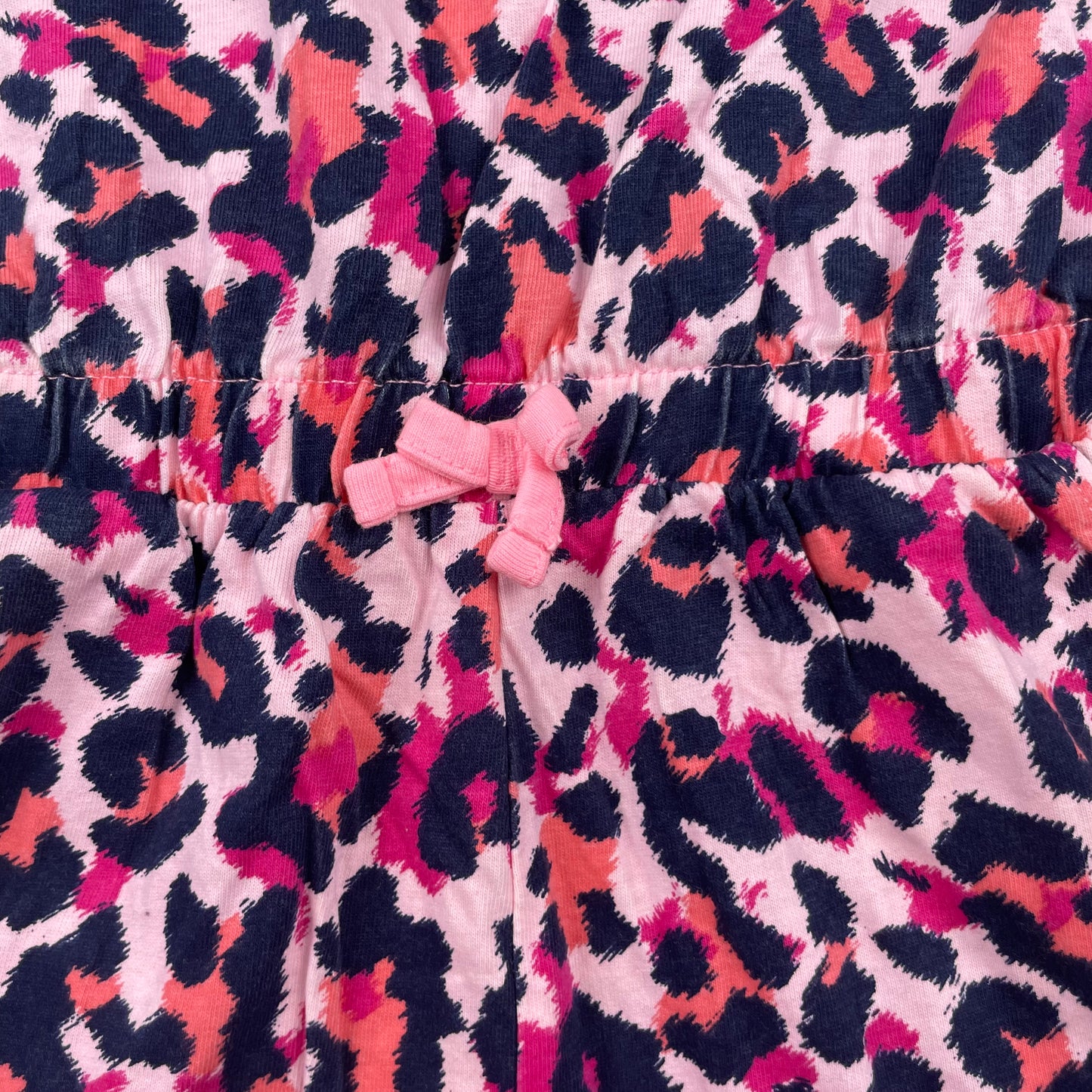 Rosa Baumwoll-Overall mit Leopardenmuster für Mädchen – close‑up