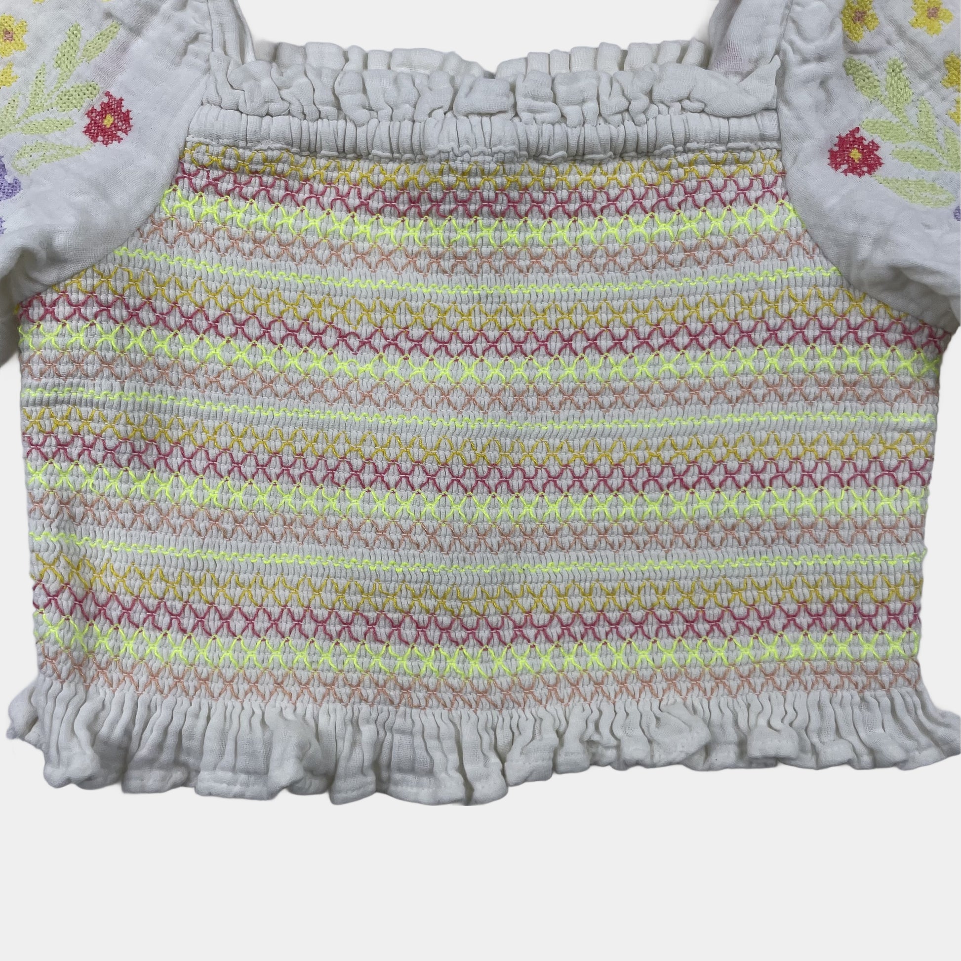 Mehrfarbige bestickte Kinderbluse mit Puffärmeln – detail