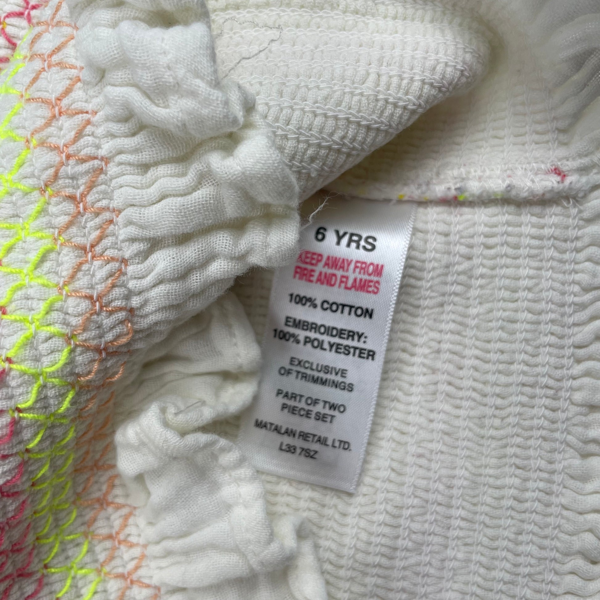 Mehrfarbige bestickte Kinderbluse mit Puffärmeln – label