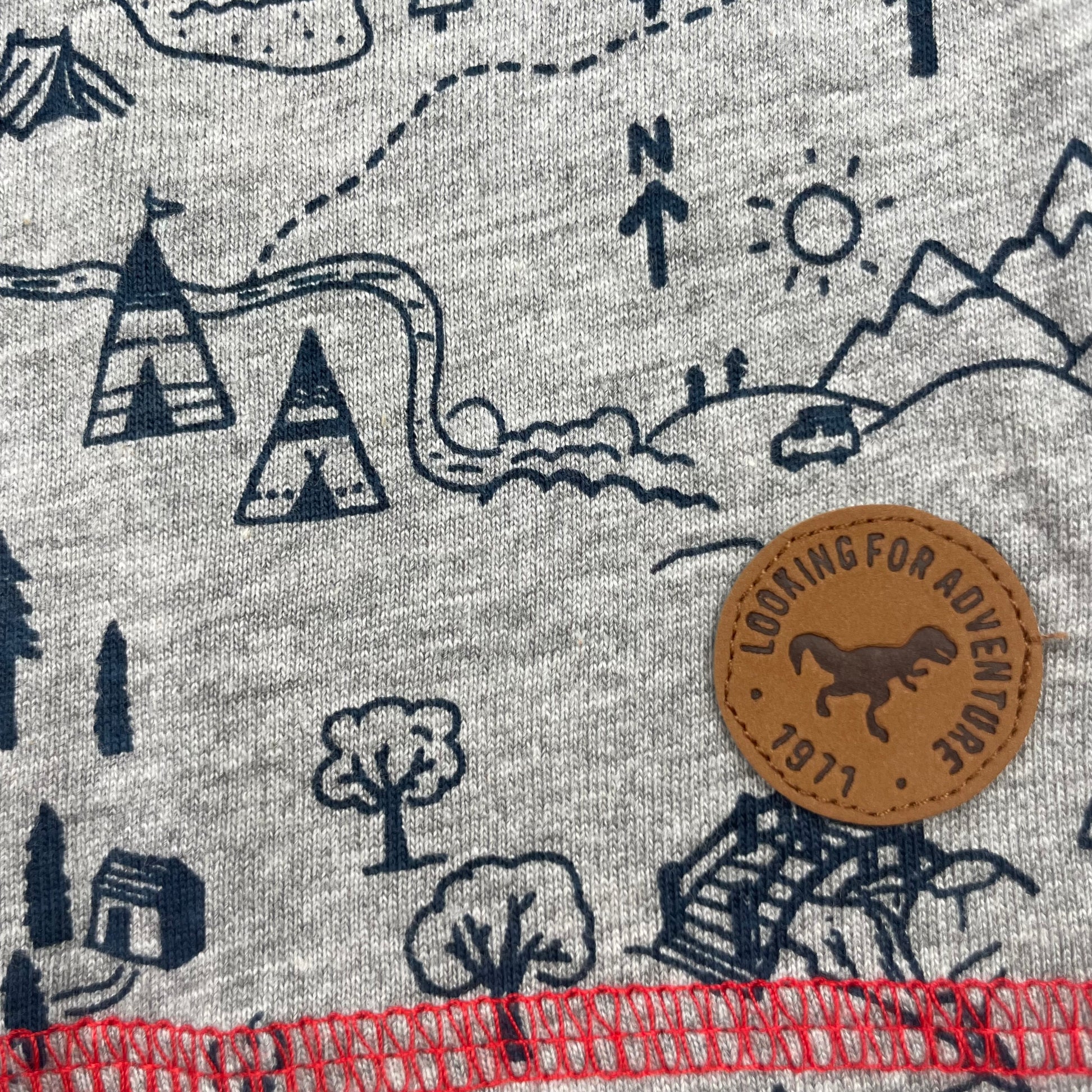 Graues T-Shirt für Kinder mit fantasievollem Print. – logo