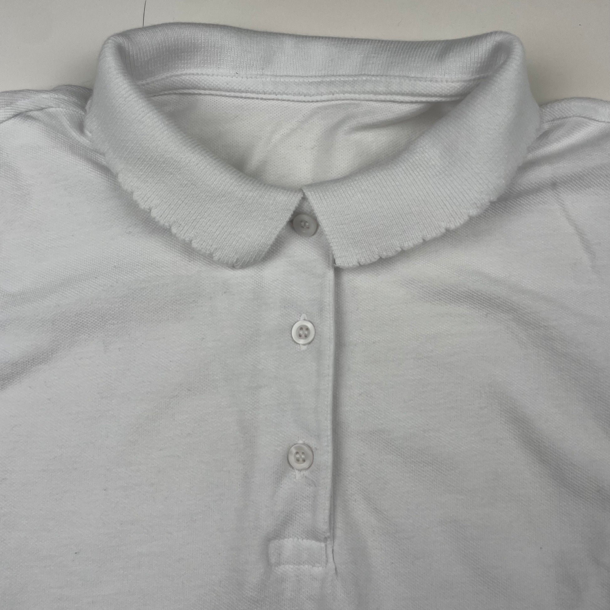 Weiße Bluse mit Kragen und kurzen Ärmeln – detail