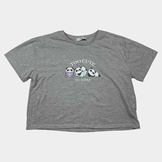 Graues T-Shirt mit Pandadruck und dem Text 'Too Cute to Sleep' – front