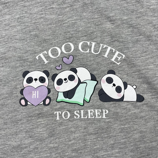 Graues T-Shirt mit Pandadruck und dem Text 'Too Cute to Sleep' – detail