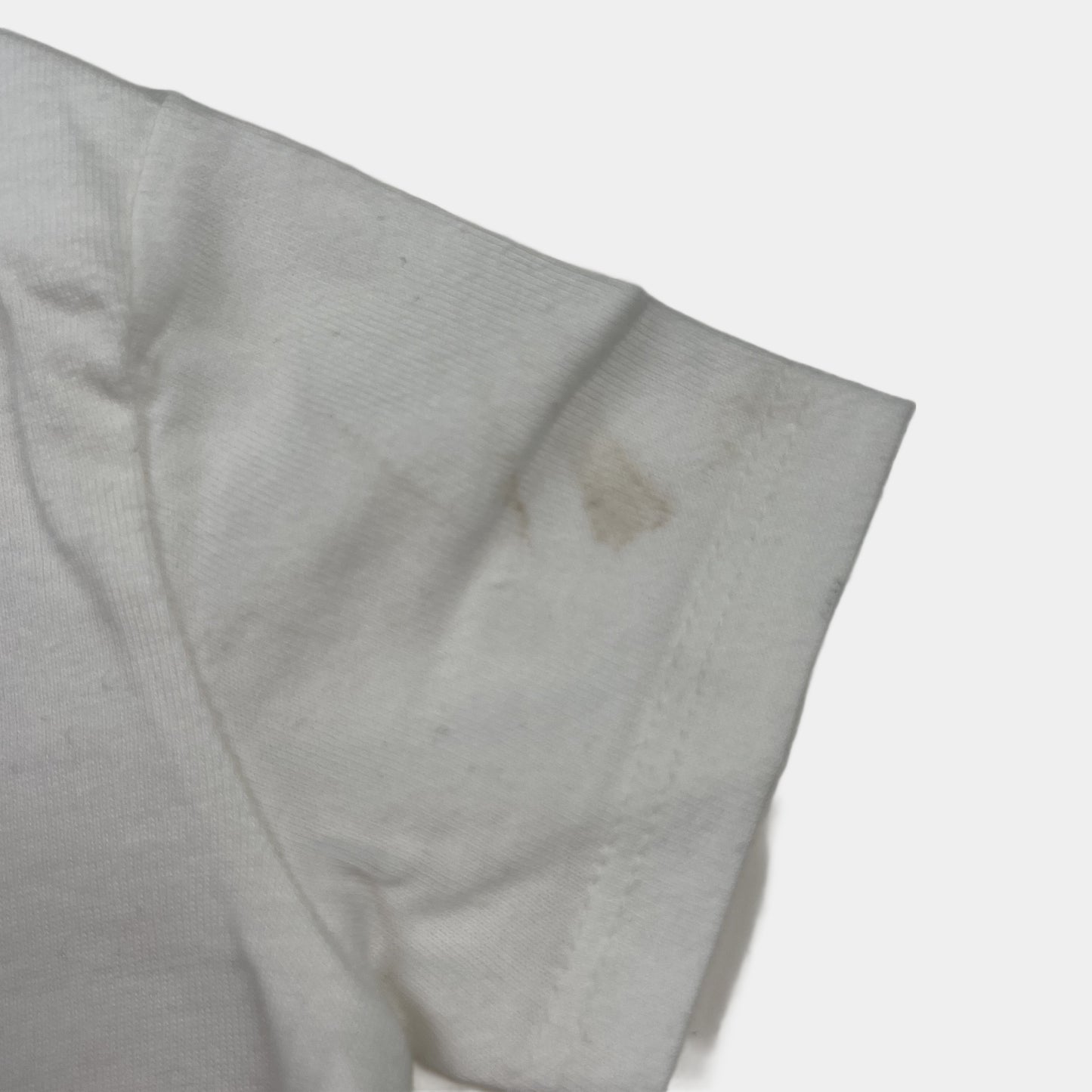 Weißes T-Shirt mit Schmetterling und Blumenmotiv für Babys. – detail