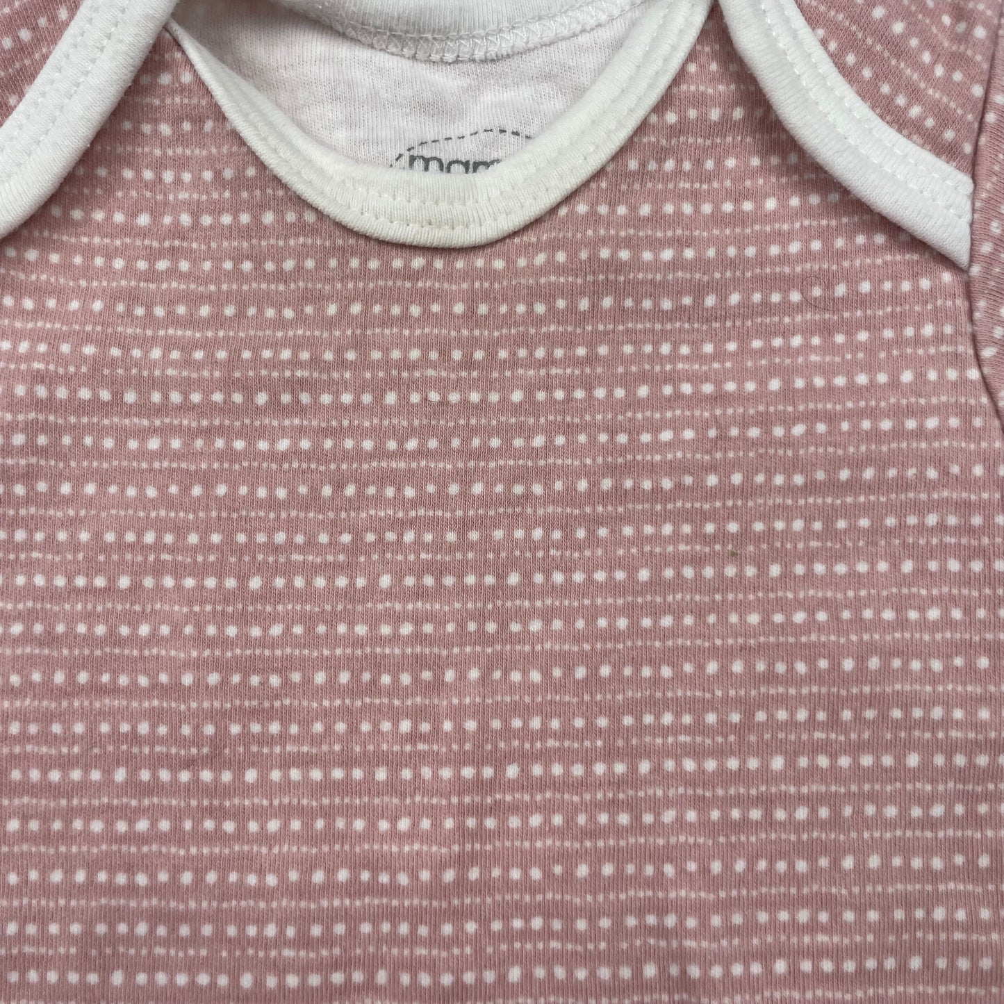 Rosa Baumwoll-Body mit Punkten, Größe 0-3 Monate – detail