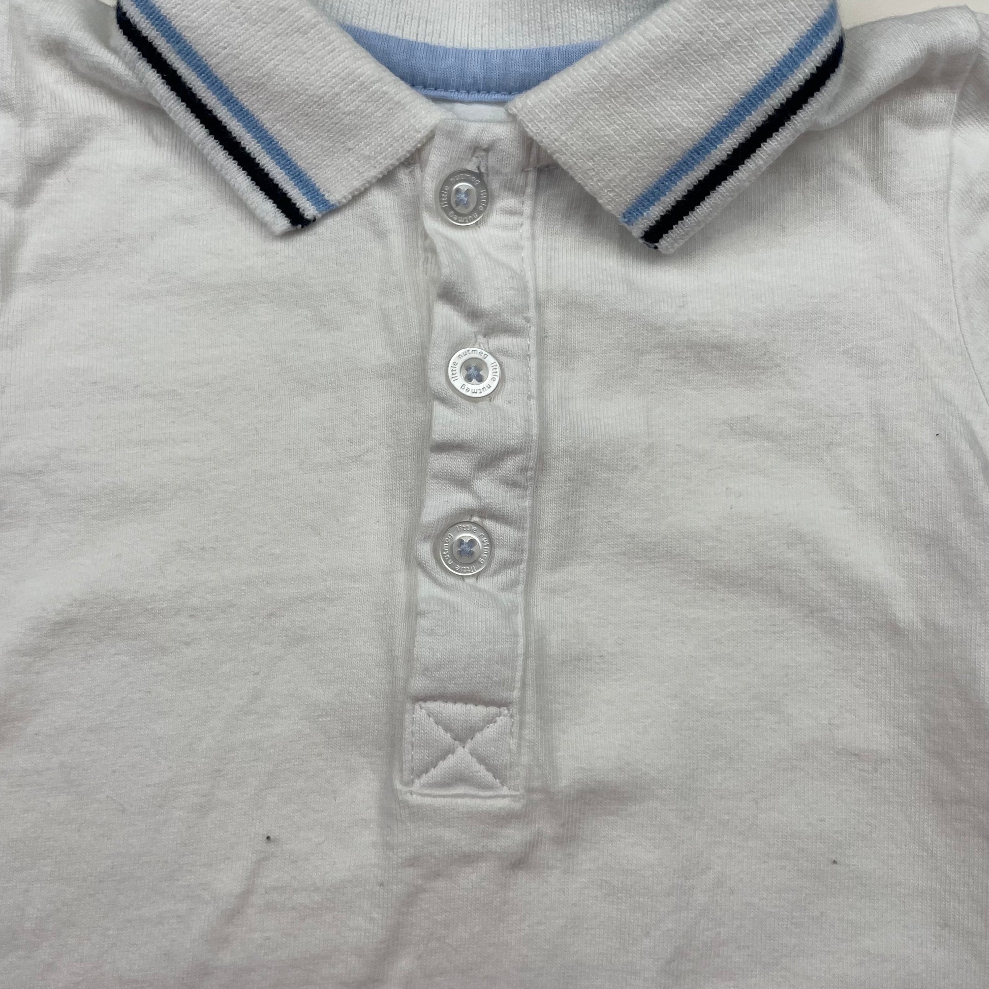 Weißes Baumwoll-Polo-Shirt für Jungen 3-6 Monate – detail