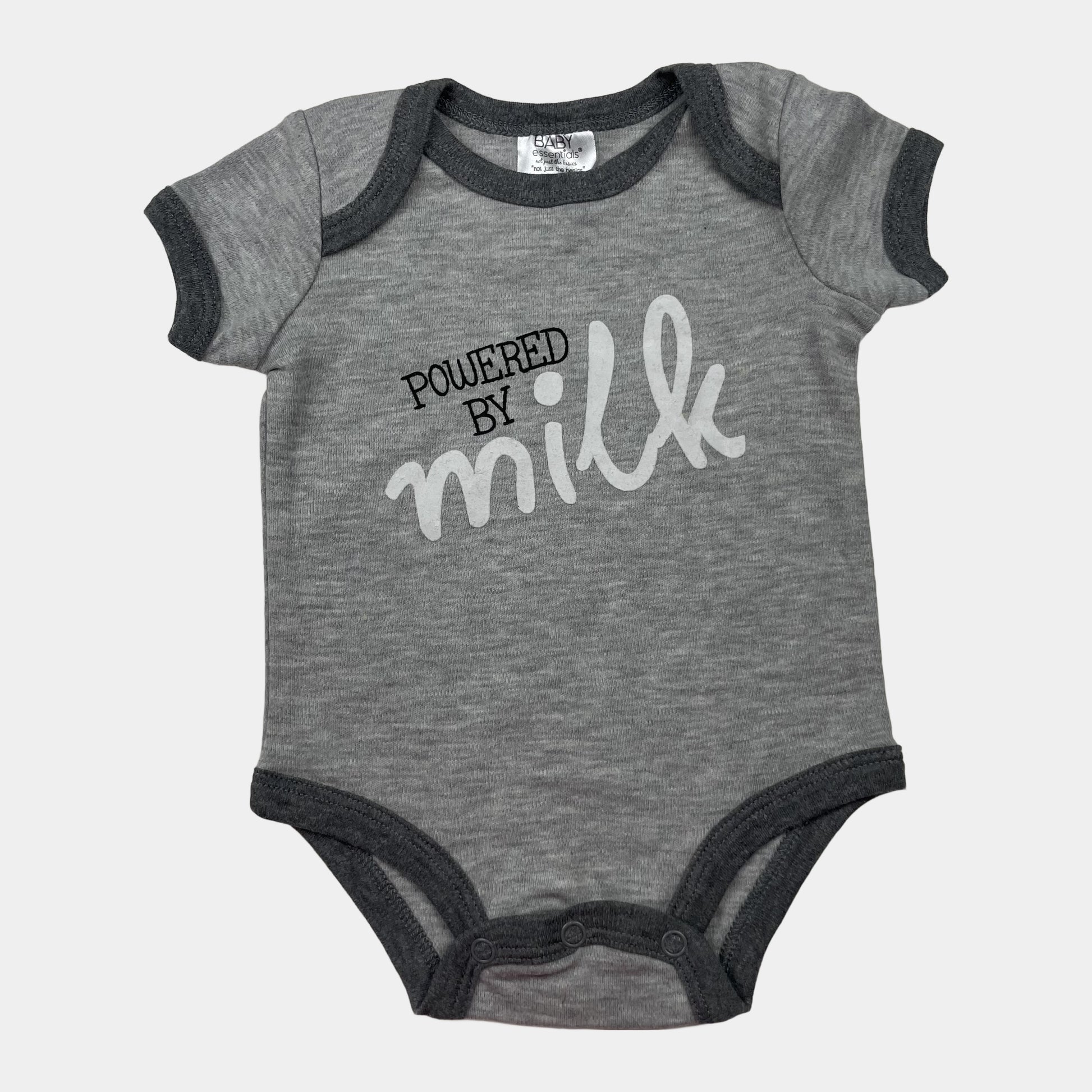 Grauer Body mit Schriftzug 'Powered by milk' und kontrastierenden Rändern. – front