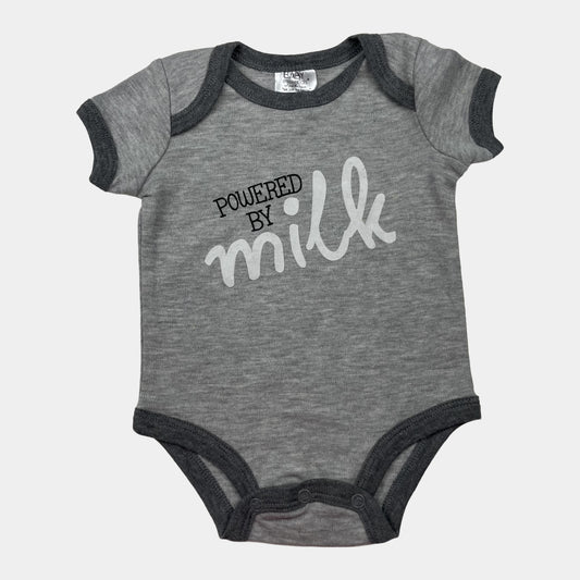 Grauer Body mit Schriftzug 'Powered by milk' und kontrastierenden Rändern. – front