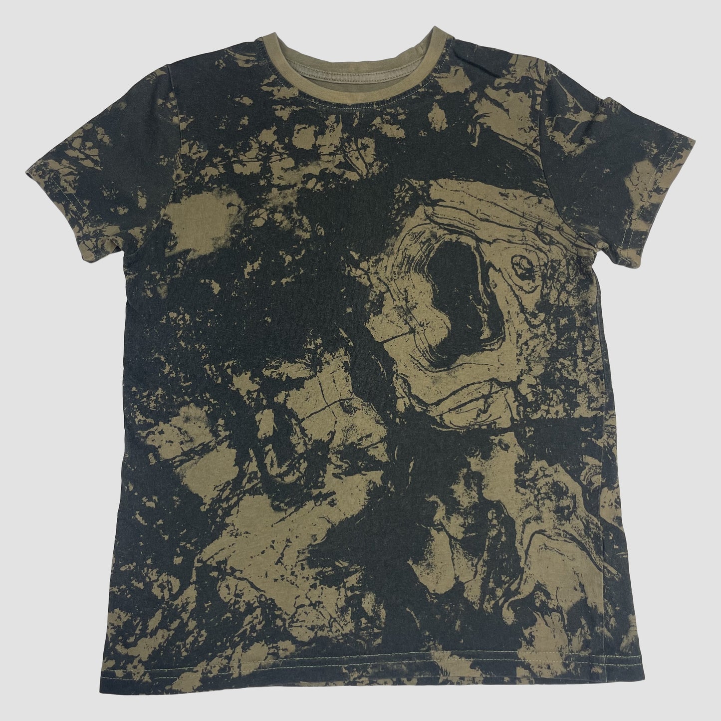 Oliv-schwarzes Kinder-T-Shirt mit marmoriertem Muster, Primark Cares, Größe 140 – front