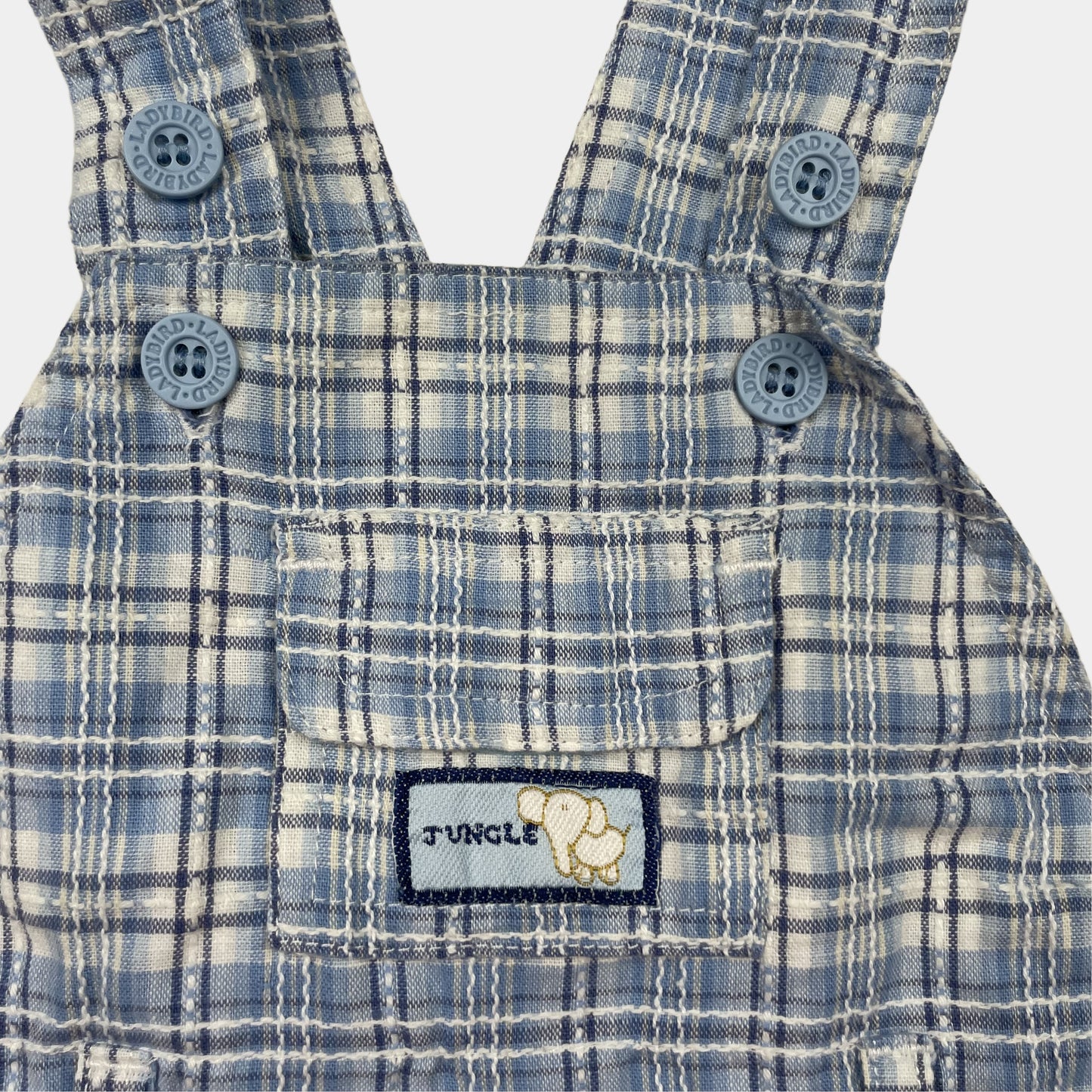 Blauer Baumwoll-Overall mit kariertem Muster und Taschen. – detail