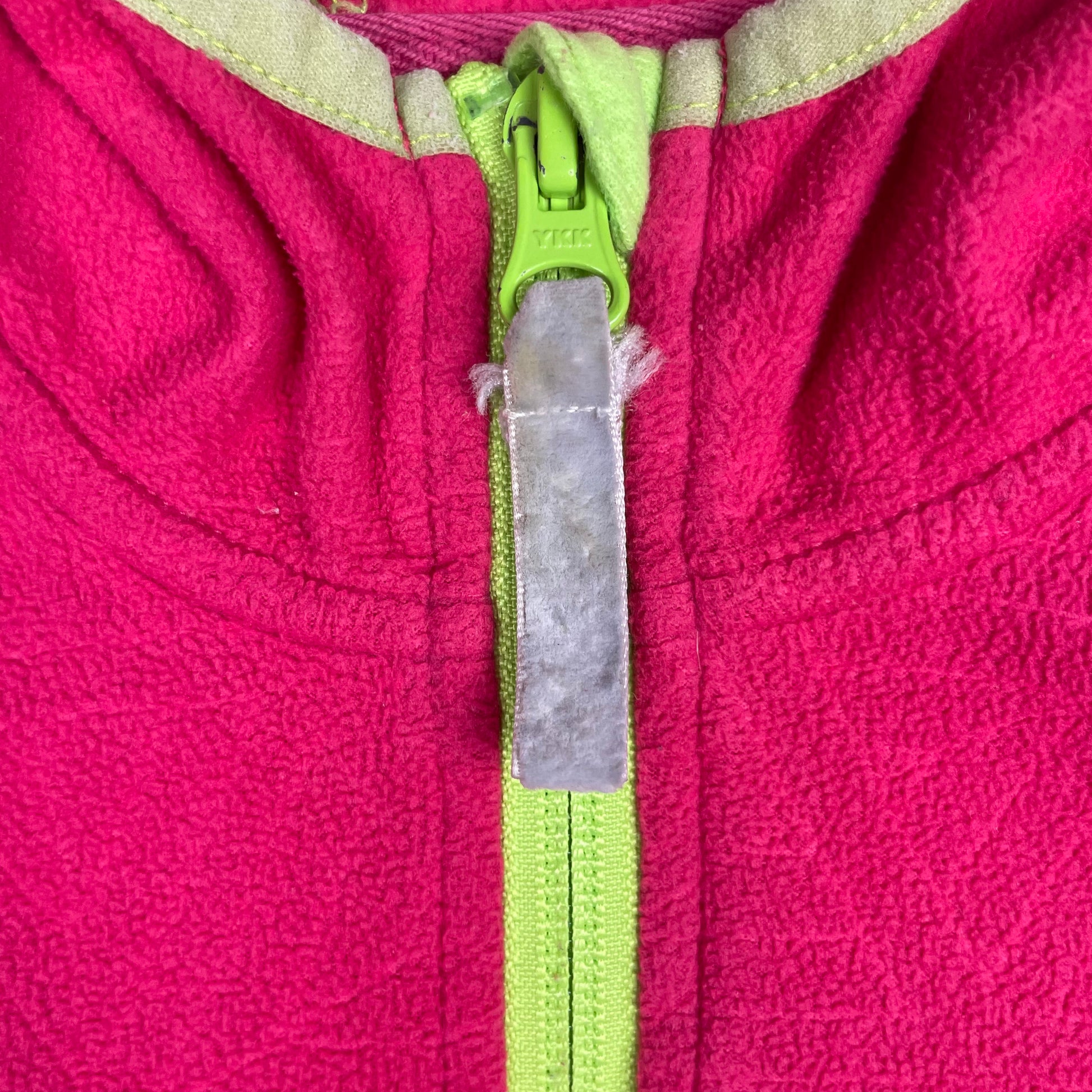 Rosa Kinder-Kapuzenjacke mit grünen Kontrasten, Reißverschluss, Taschen und Daumenlöchern – zip