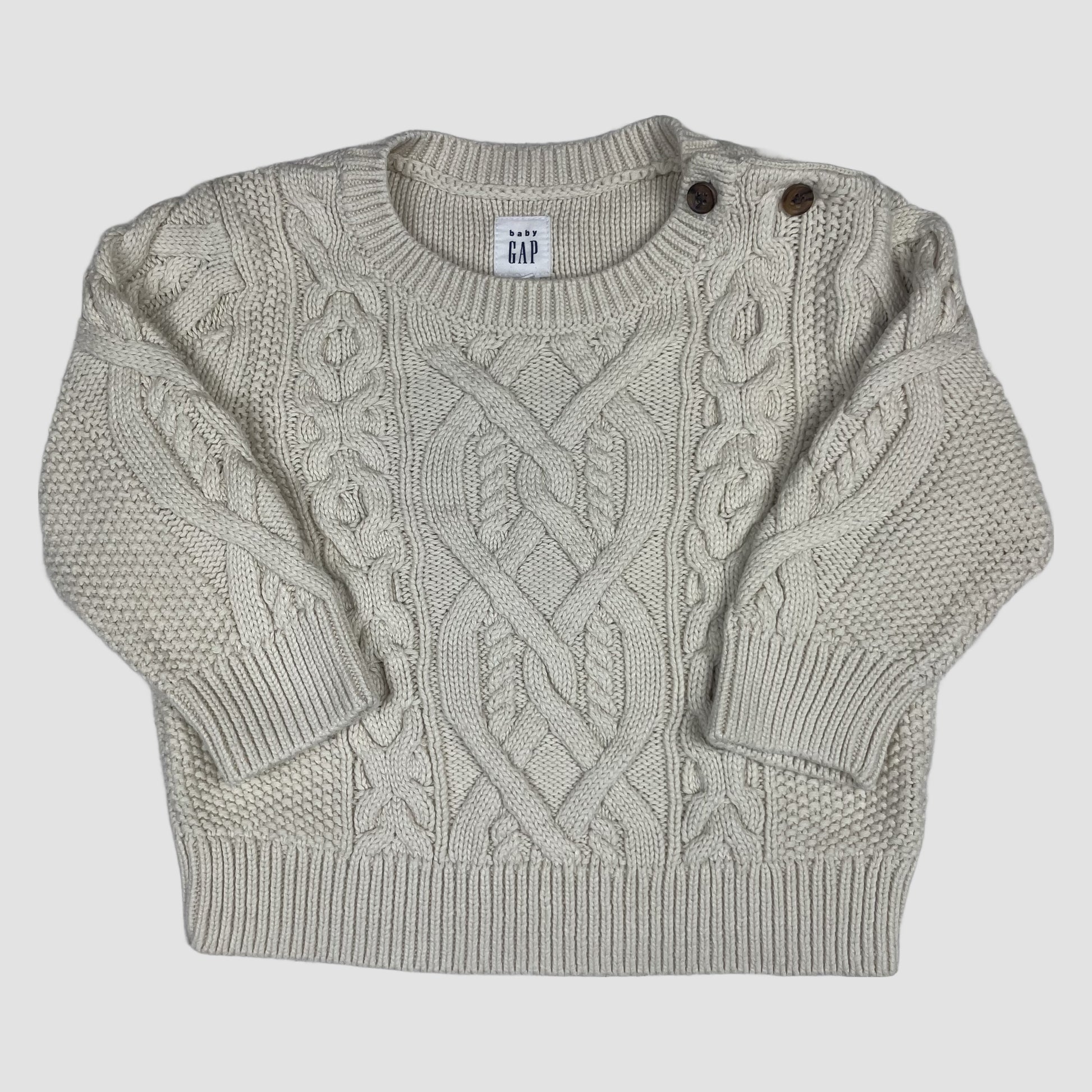 Beiger Baby-Pullover von babyGap mit Zopfmuster und Schulterknöpfen, Größe 6–12 Monate – front