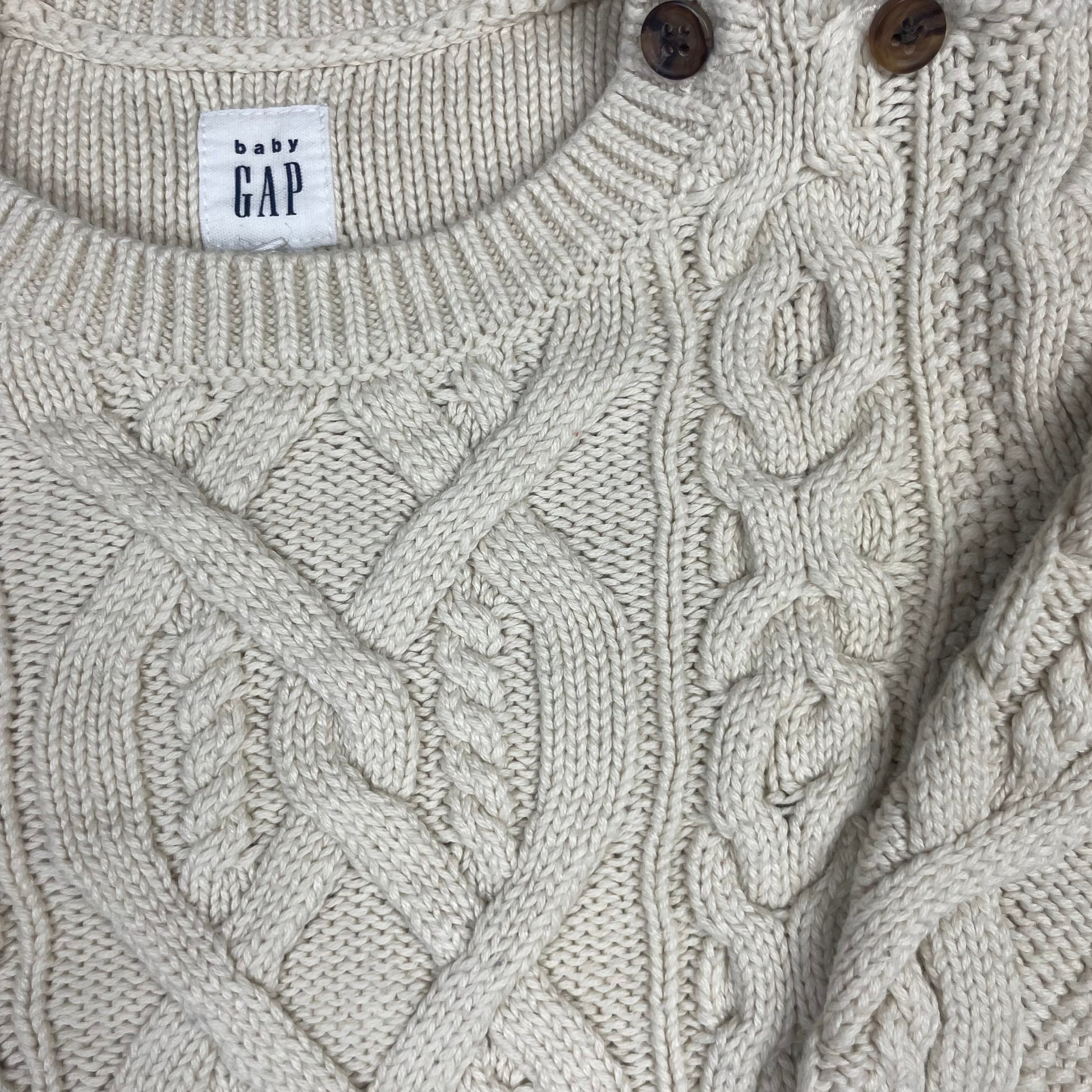 Beiger Baby-Pullover von babyGap mit Zopfmuster und Schulterknöpfen, Größe 6–12 Monate – detail
