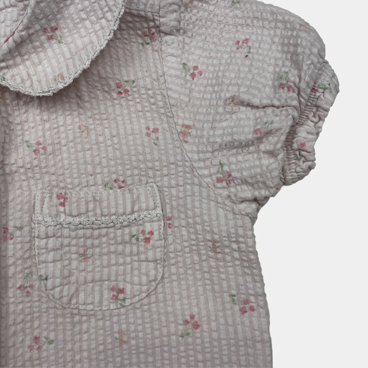 Rosa Baumwollbluse mit Blümchenmuster und kurzen Ärmeln – detail