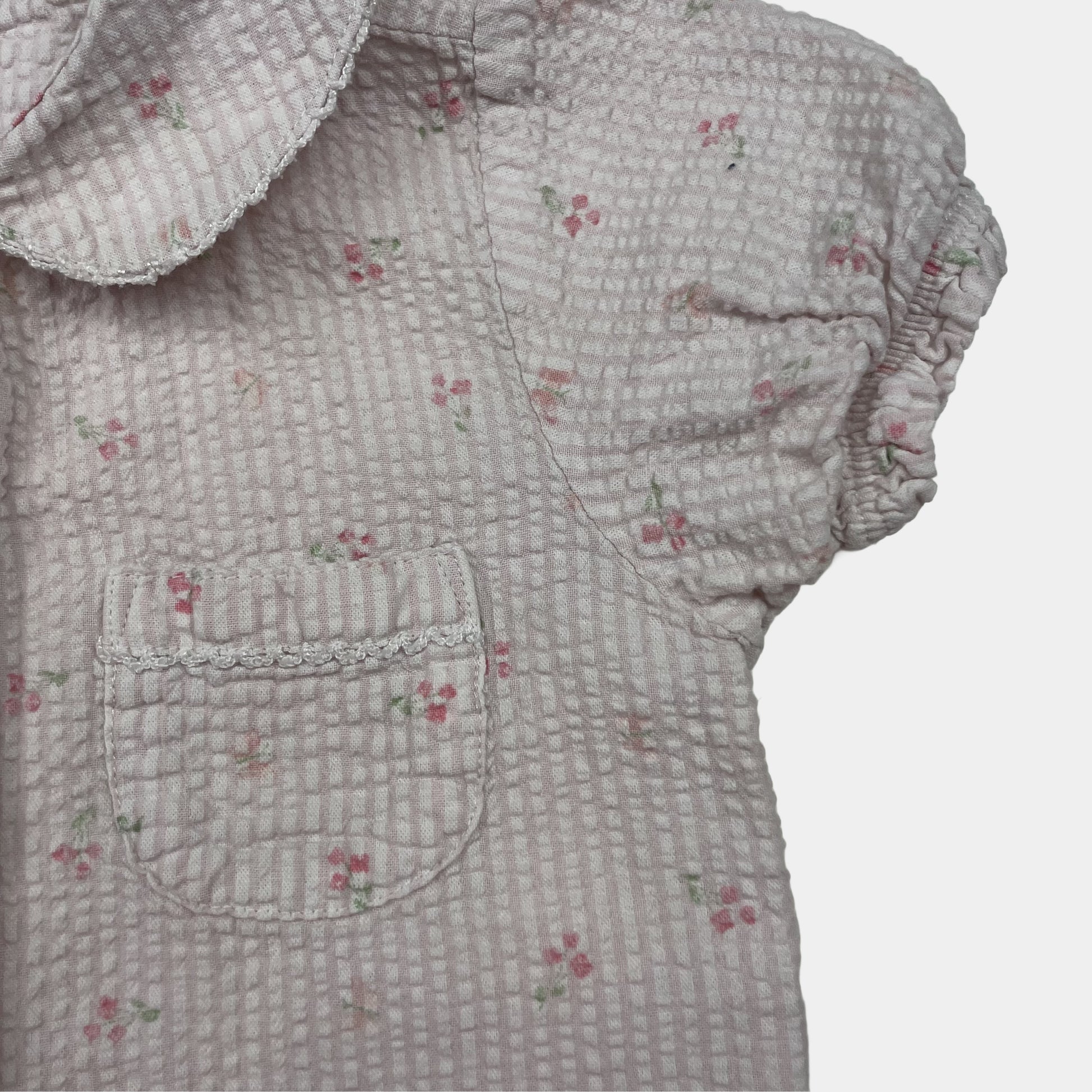 Rosa Baumwollbluse mit Blümchenmuster und kurzen Ärmeln – detail