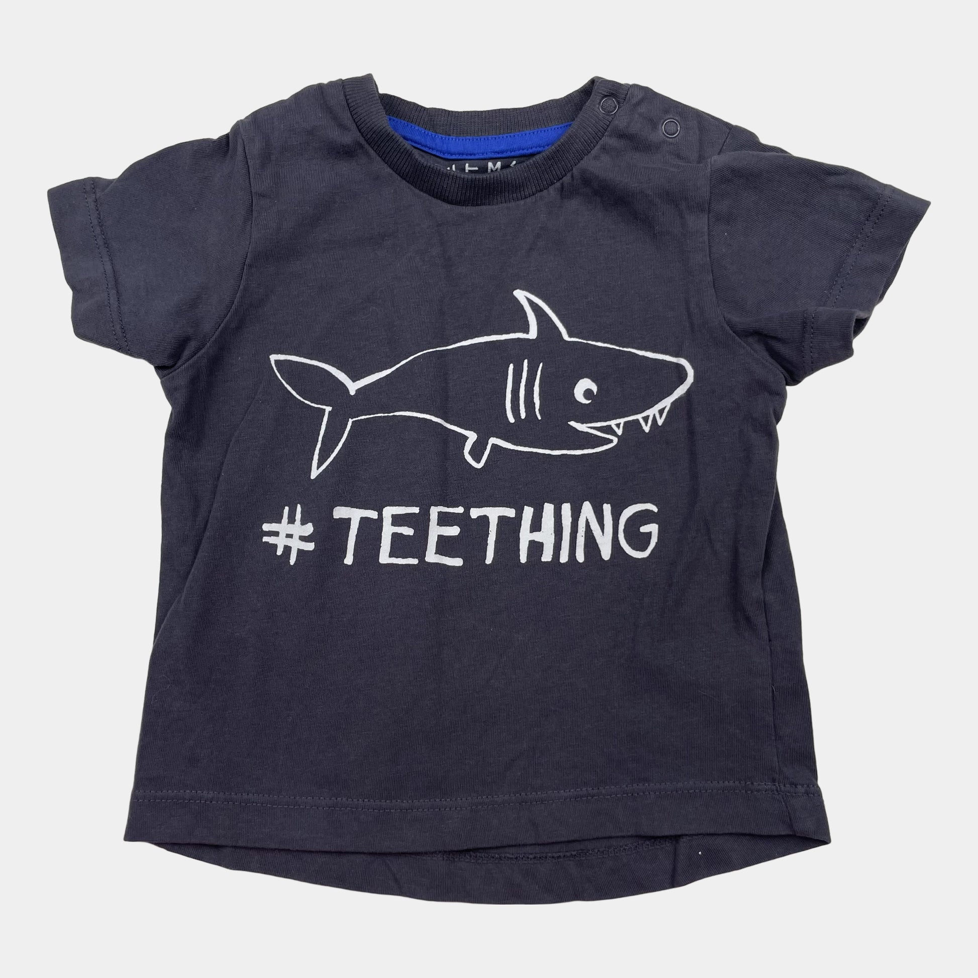 Dunkelgraues Baumwoll-T-Shirt mit Haifisch-Print und '#TEETHING' Schriftzug – front