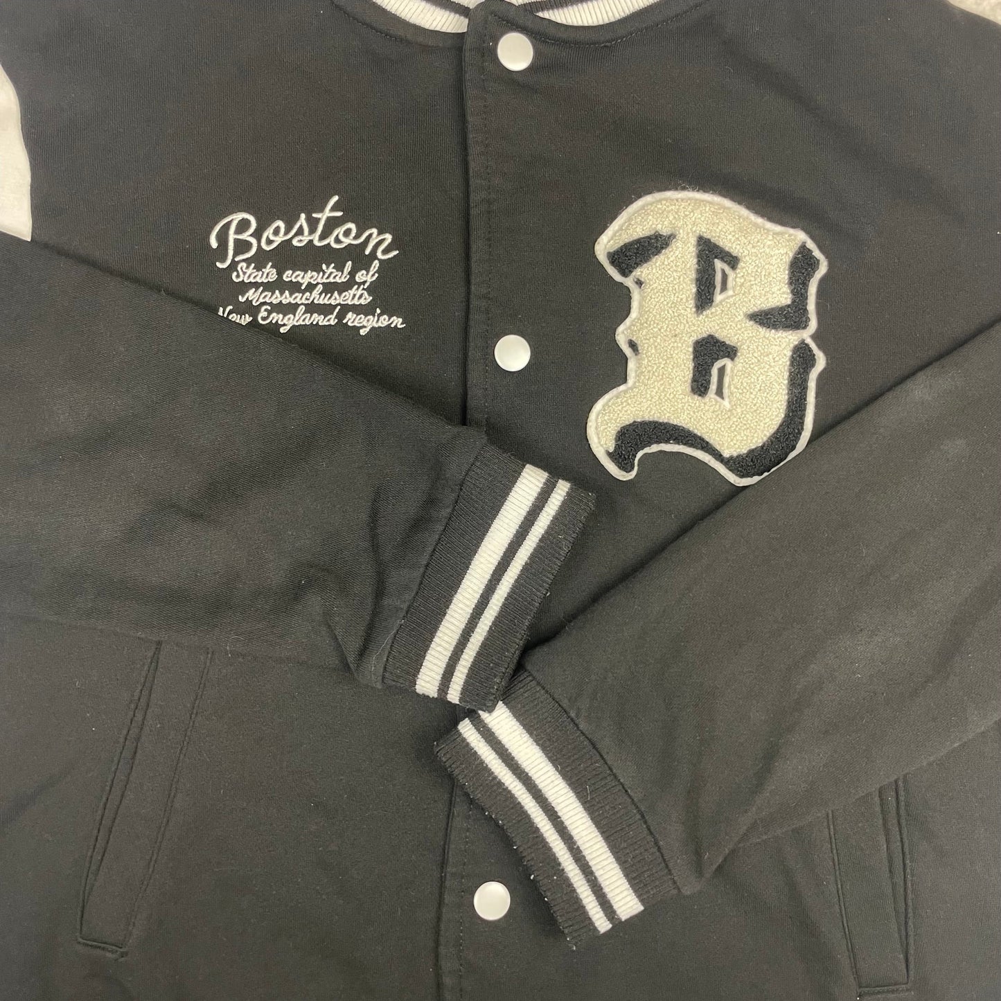 Schwarze H&M Collegejacke mit Boston-Buchstaben-Applikation, Größe 146/152 – detail