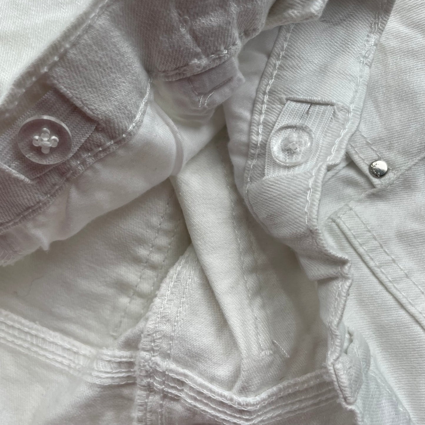 Weißer Jeansrock aus Denim mit Pompons und Taschen für Mädchen – close‑up