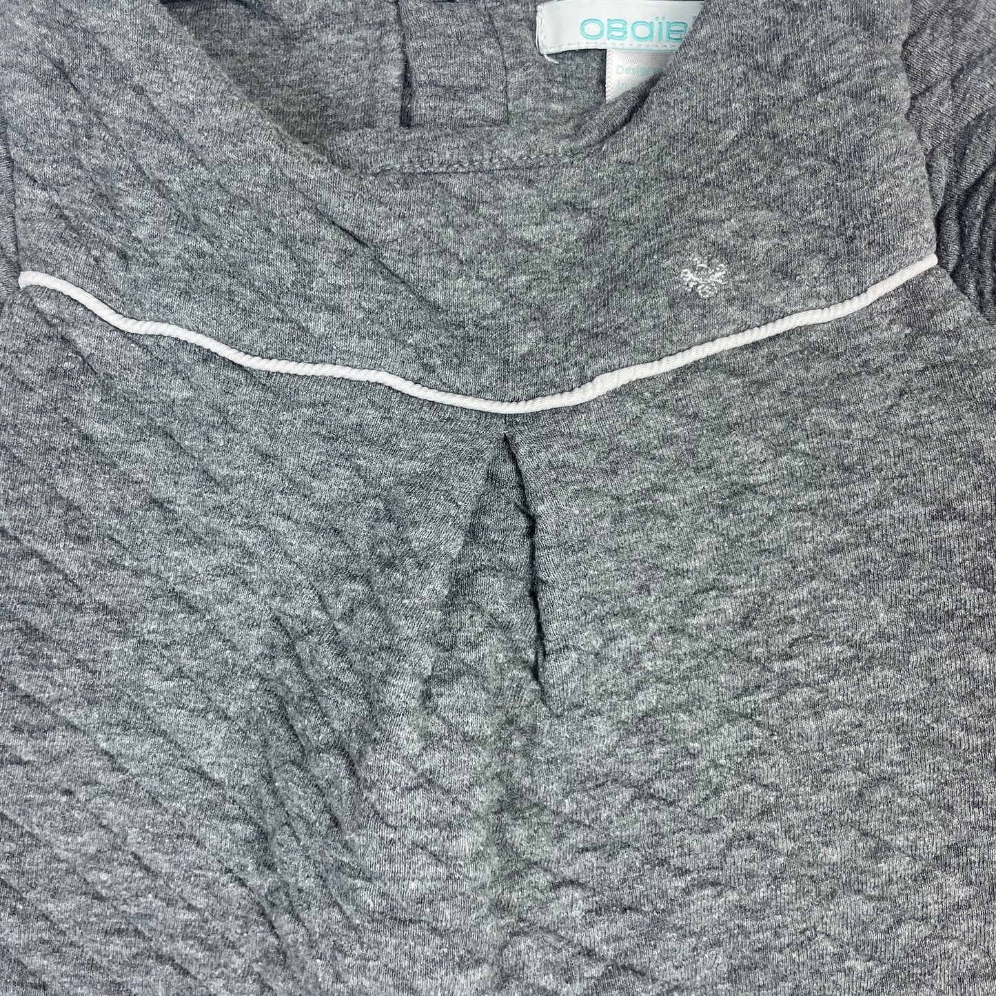 Graues Obaïbi Kleid in Größe 86 aus gesteppter Jersey-Baumwollmischung mit Knopfleiste hinten – detail