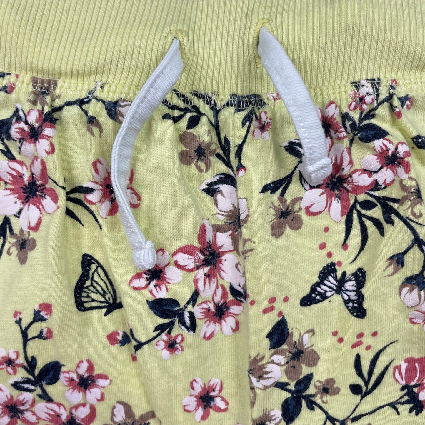 Gelbe Shorts mit Blumen- und Schmetterlingsmuster von YFK, Größe 128. – detail