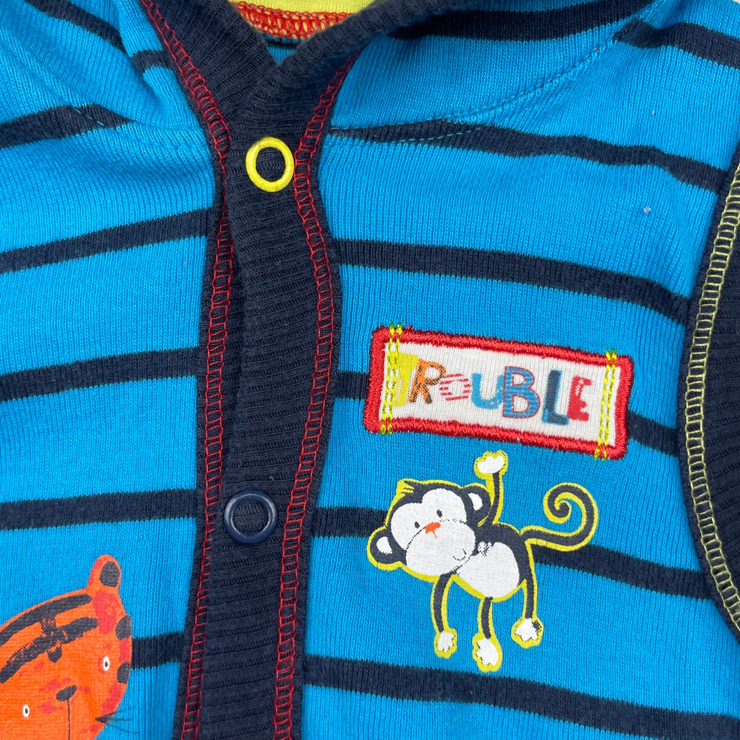 Blauer gestreifter Baby-Overall mit Kapuze und Tiermotiven – detail