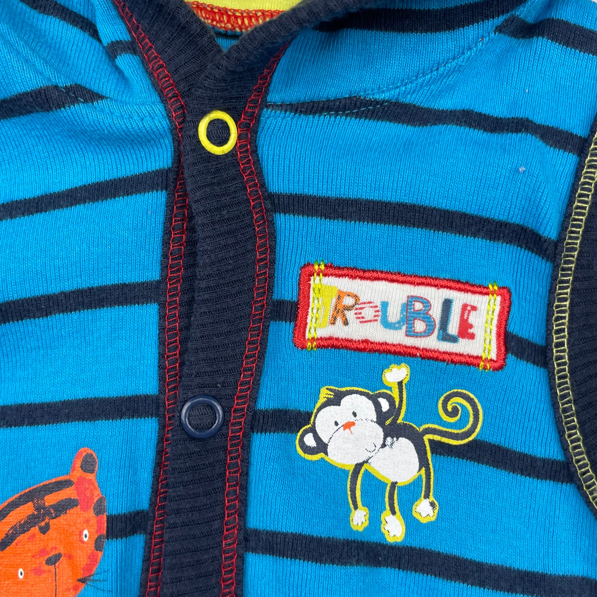 Blauer gestreifter Baby-Overall mit Kapuze und Tiermotiven – detail