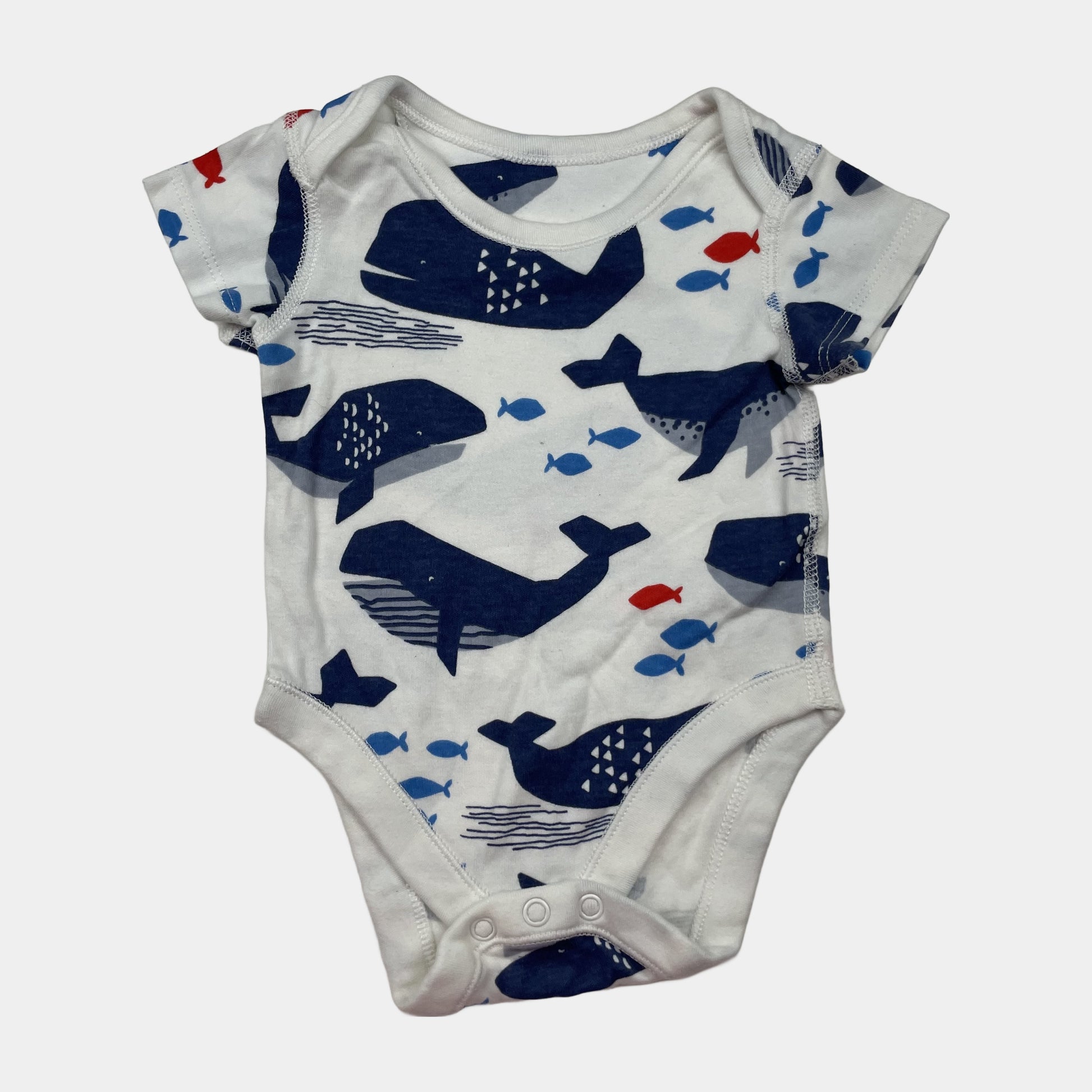 Weißer Baby Body mit Wal-Muster in Blau und Rot, Größe 0-3 Monate – front