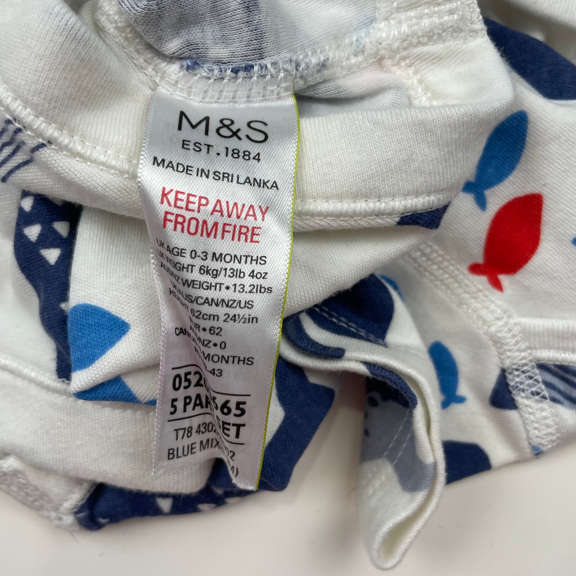 Weißer Baby Body mit Wal-Muster in Blau und Rot, Größe 0-3 Monate – label
