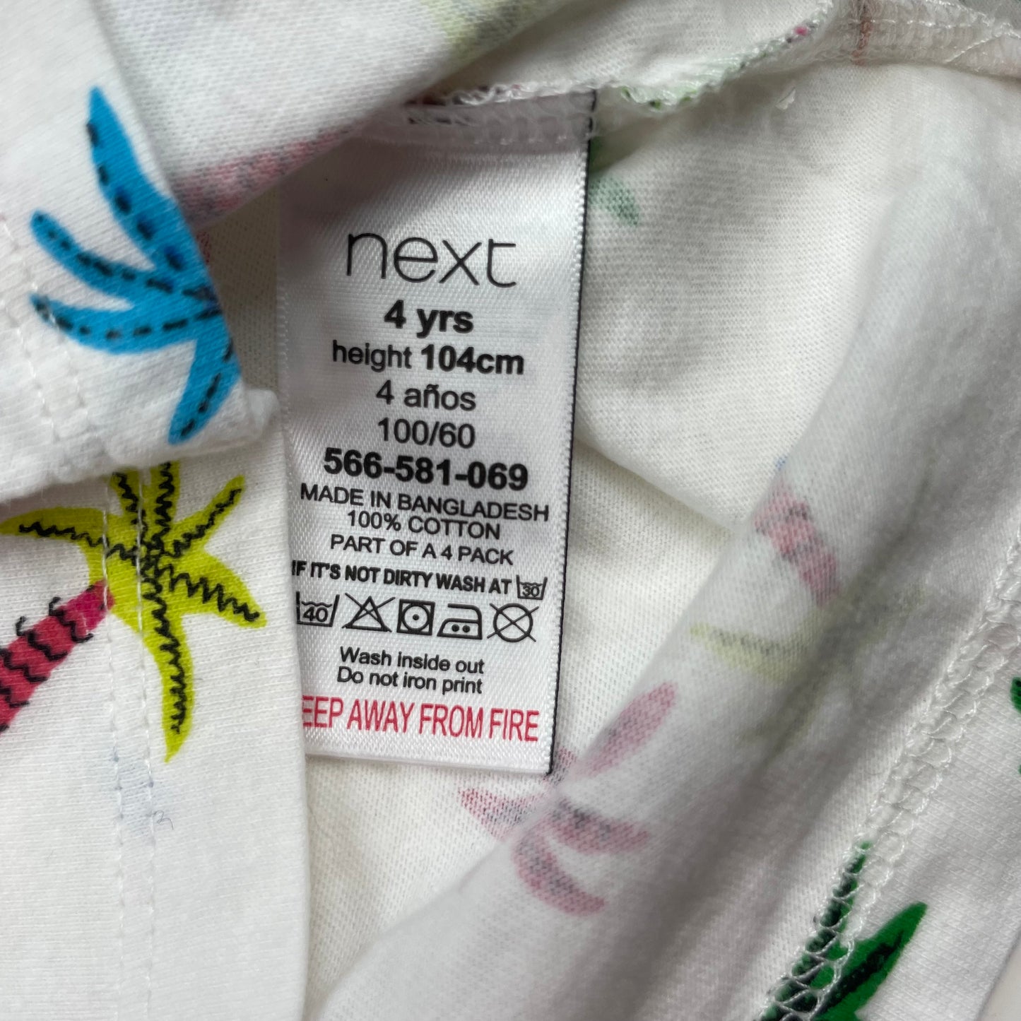 Farbenfrohes T-Shirt mit Palmenmuster für Kinder von Next in Größe 4 Jahre. – label