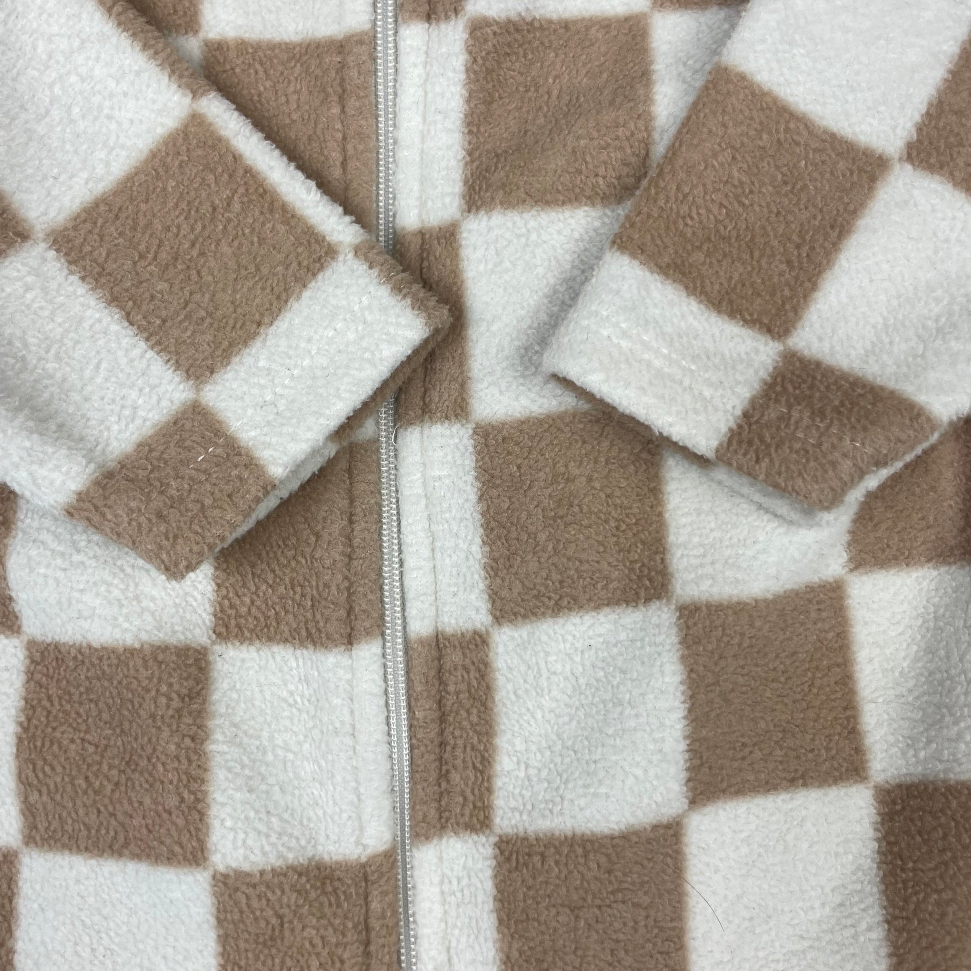 Beiger und weißer karierter Fleece-Schlafanzug mit Reißverschluss und Füßen von NEXT baby, Größe 3–6 Monate – detail