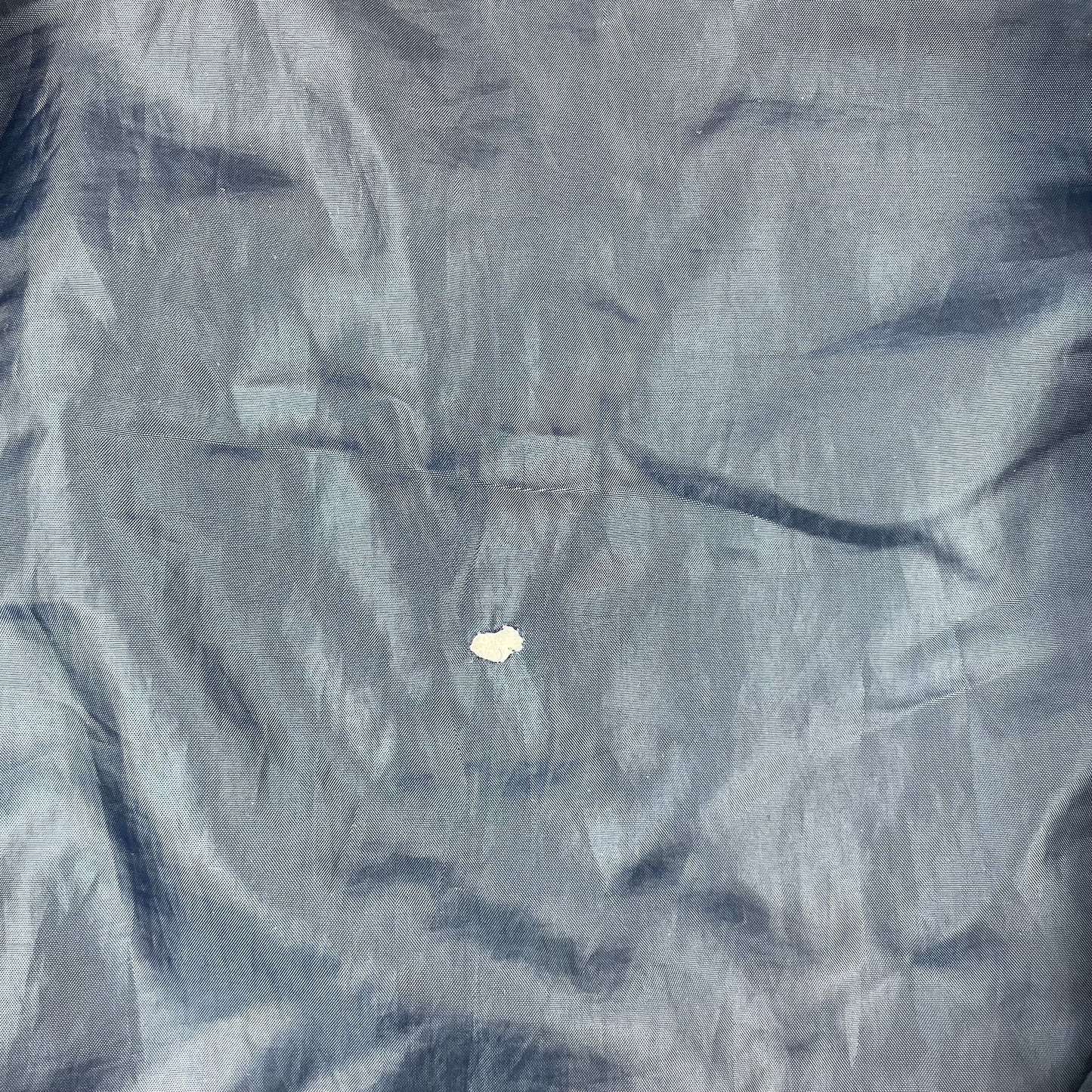 Dunkelblaue Kinder-Kapuzenjacke mit Reißverschluss und gesteppter Front – close‑up