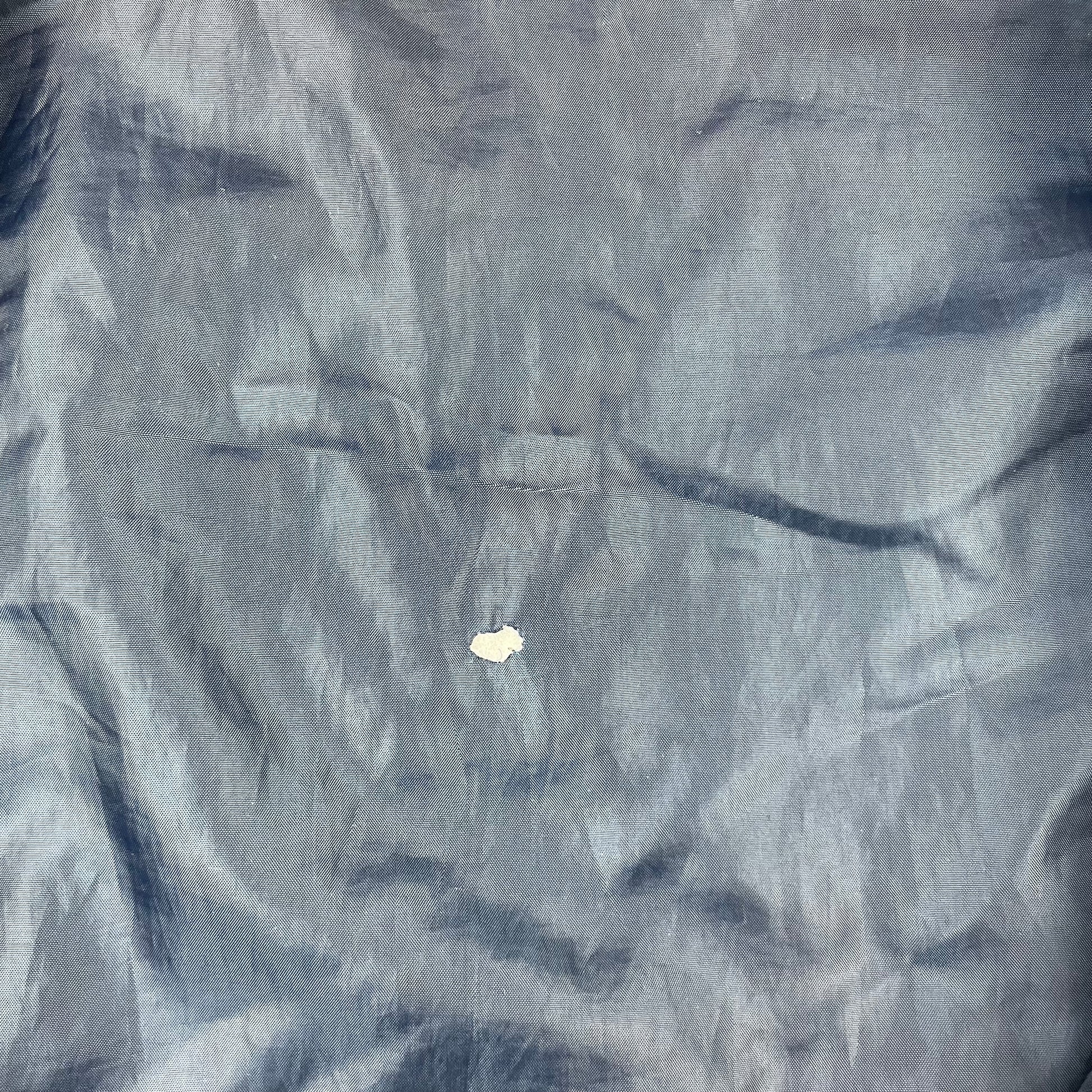 Dunkelblaue Kinder-Kapuzenjacke mit Reißverschluss und gesteppter Front – close‑up